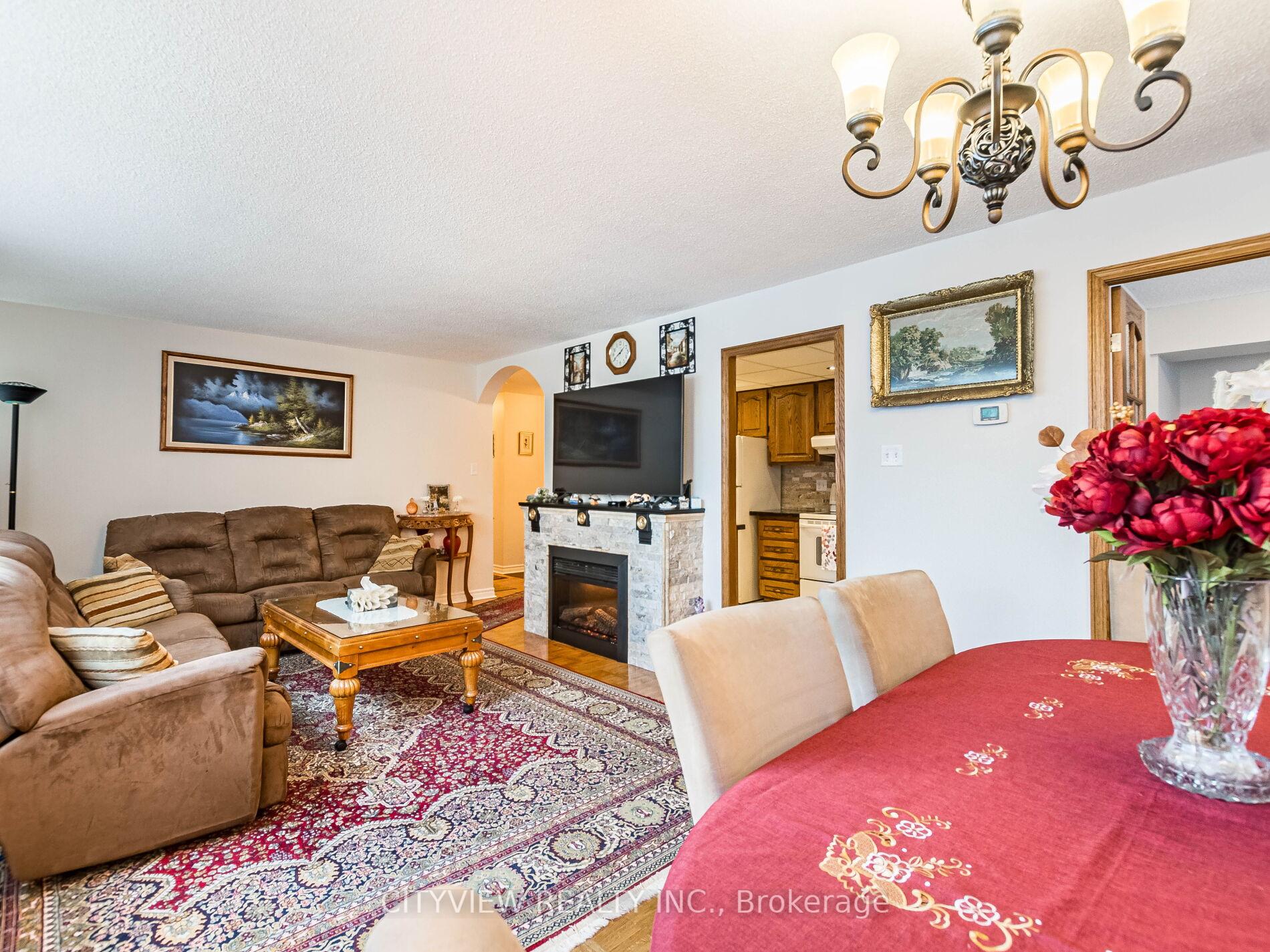 3 Bedrooms Condo at 3700 Kaneff, Mississauga For sale