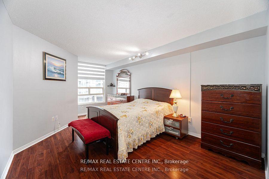 3 Bedrooms Condo at 250 Webb, Mississauga For sale