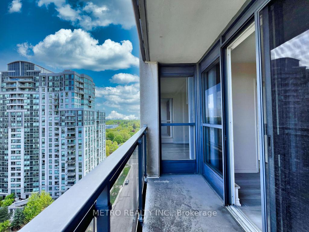 3 Bedrooms Condo at 18 Hollywood, Toronto For sale