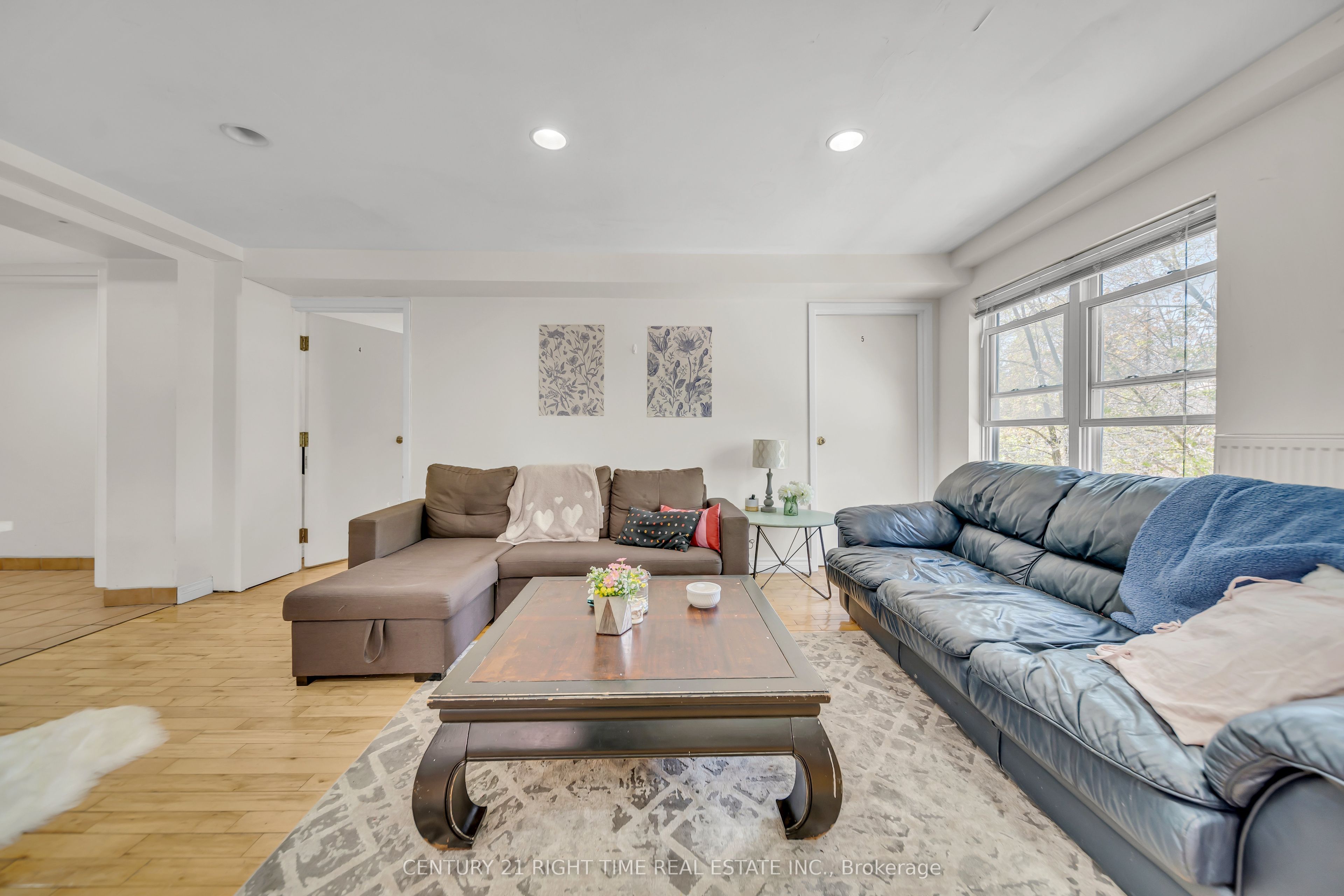 24 Columbia Street W