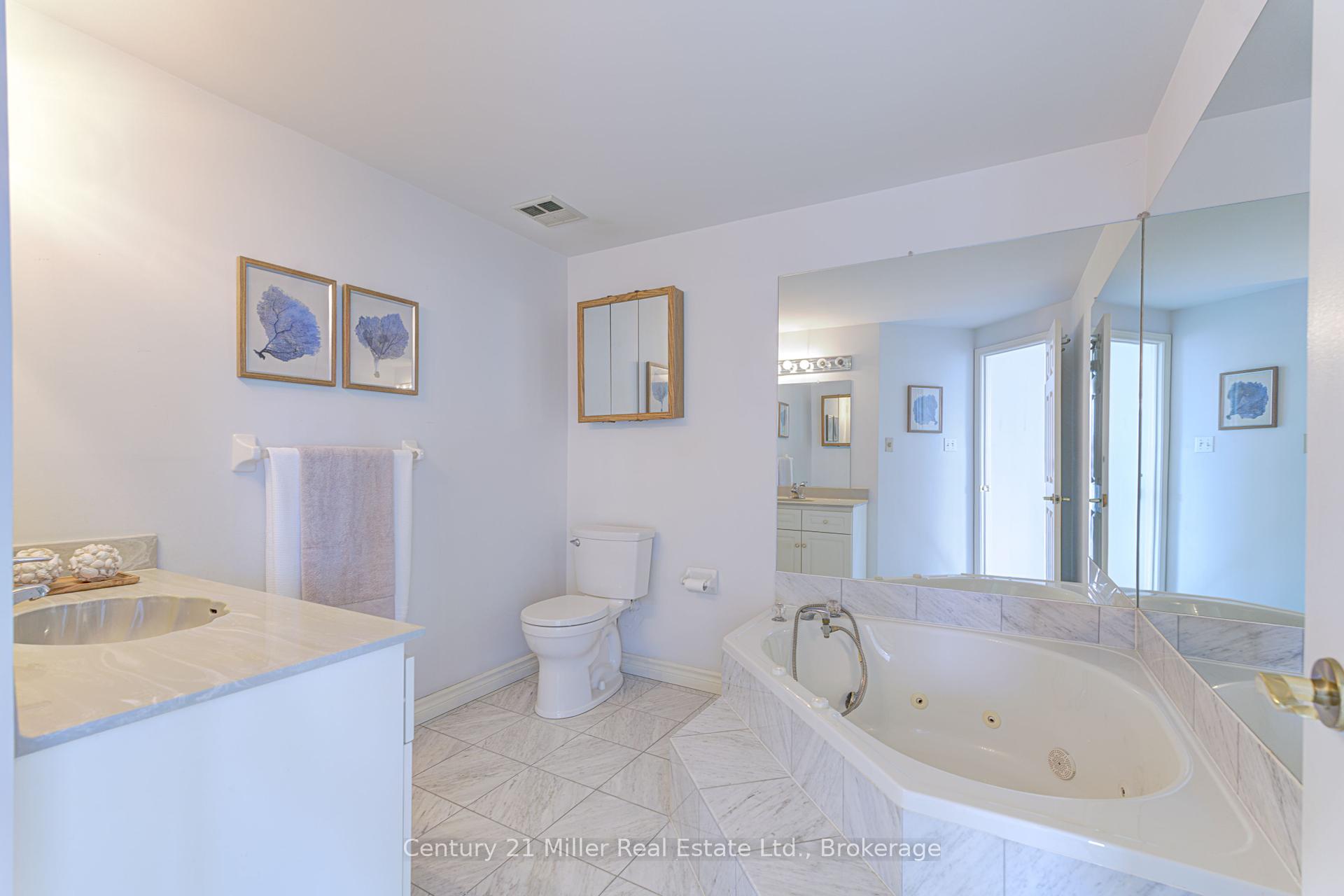 2 Bedrooms Condo at 67 Caroline, Hamilton For sale