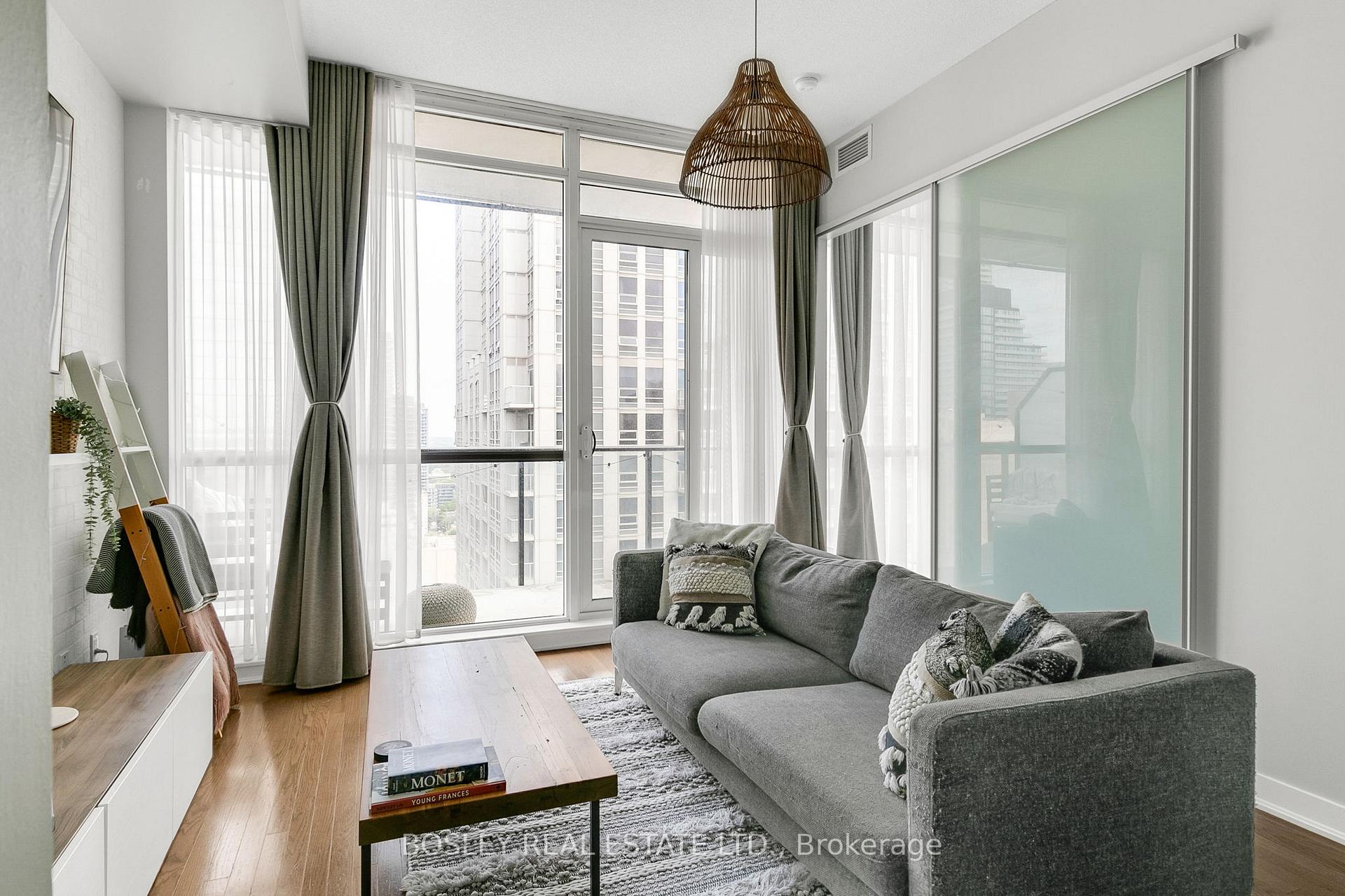 2 Bedrooms Condo at 770 Bay, Toronto For sale