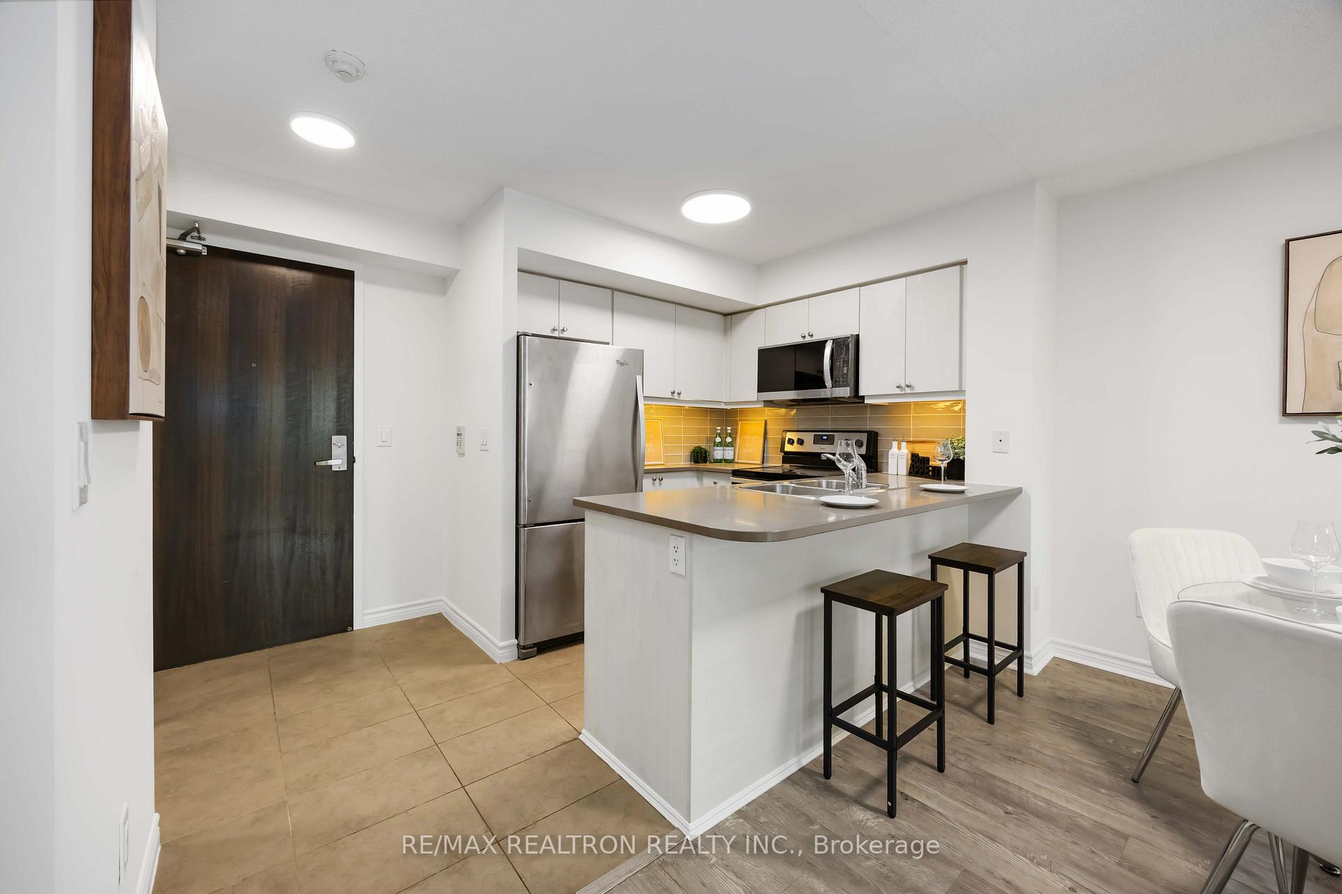 2 Bedrooms Condo at 25 Lower Simcoe, Toronto For sale