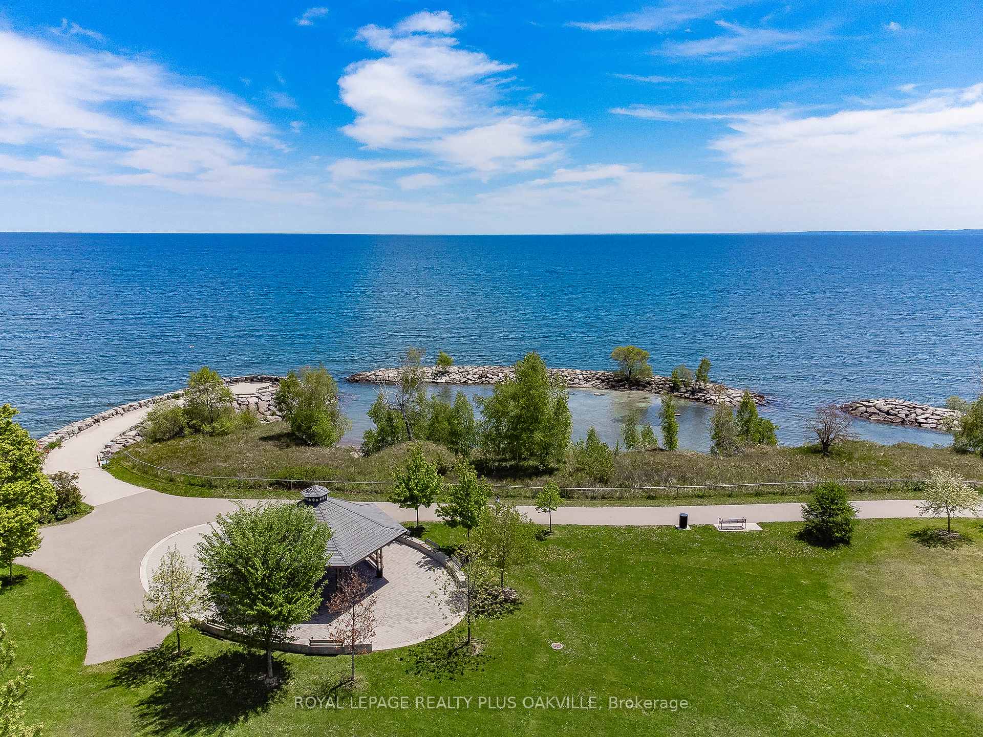 2 Bedrooms Condo at 5255 Lakeshore, Burlington For sale