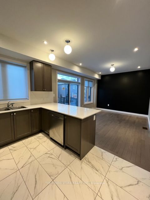 10 Steamboat Way, Whitby, ON L1N 0M6