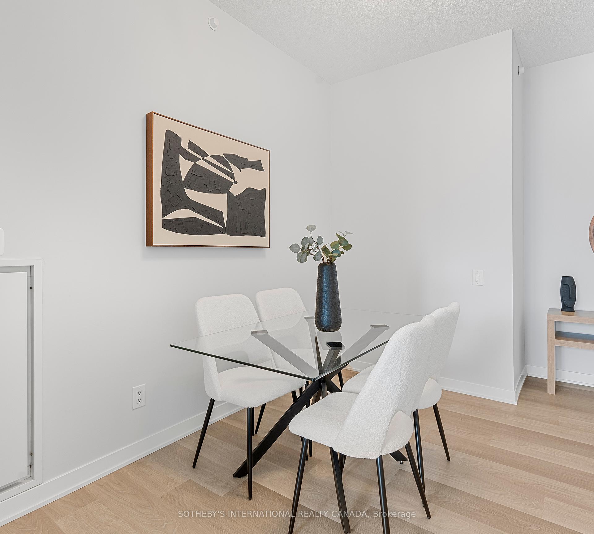 3 Bedrooms Condo at 88 Park Lawn, Toronto For sale