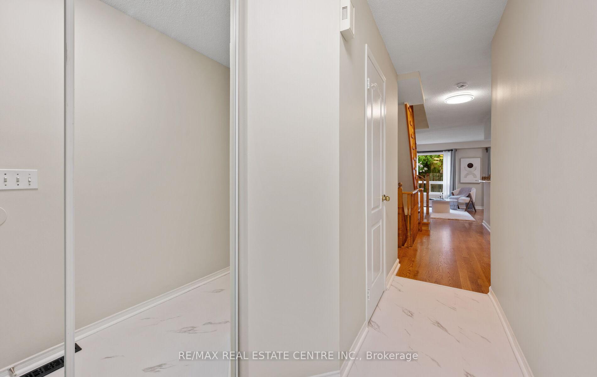 4 Bedrooms Condo at 5030 Heatherleigh, Mississauga For sale