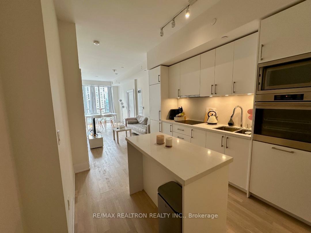 2 Bedrooms Condo at 88 Cumberland, Toronto For sale