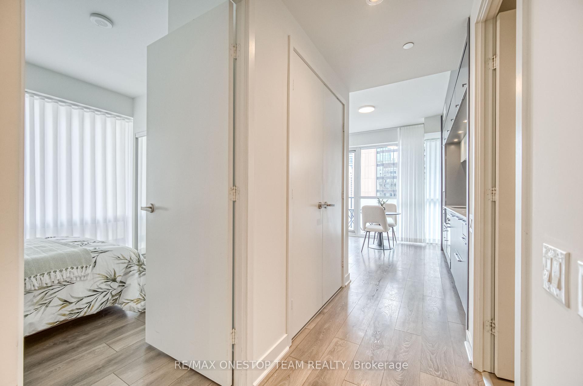 1 Bedroom Condo at 15 Grenville, Toronto For sale