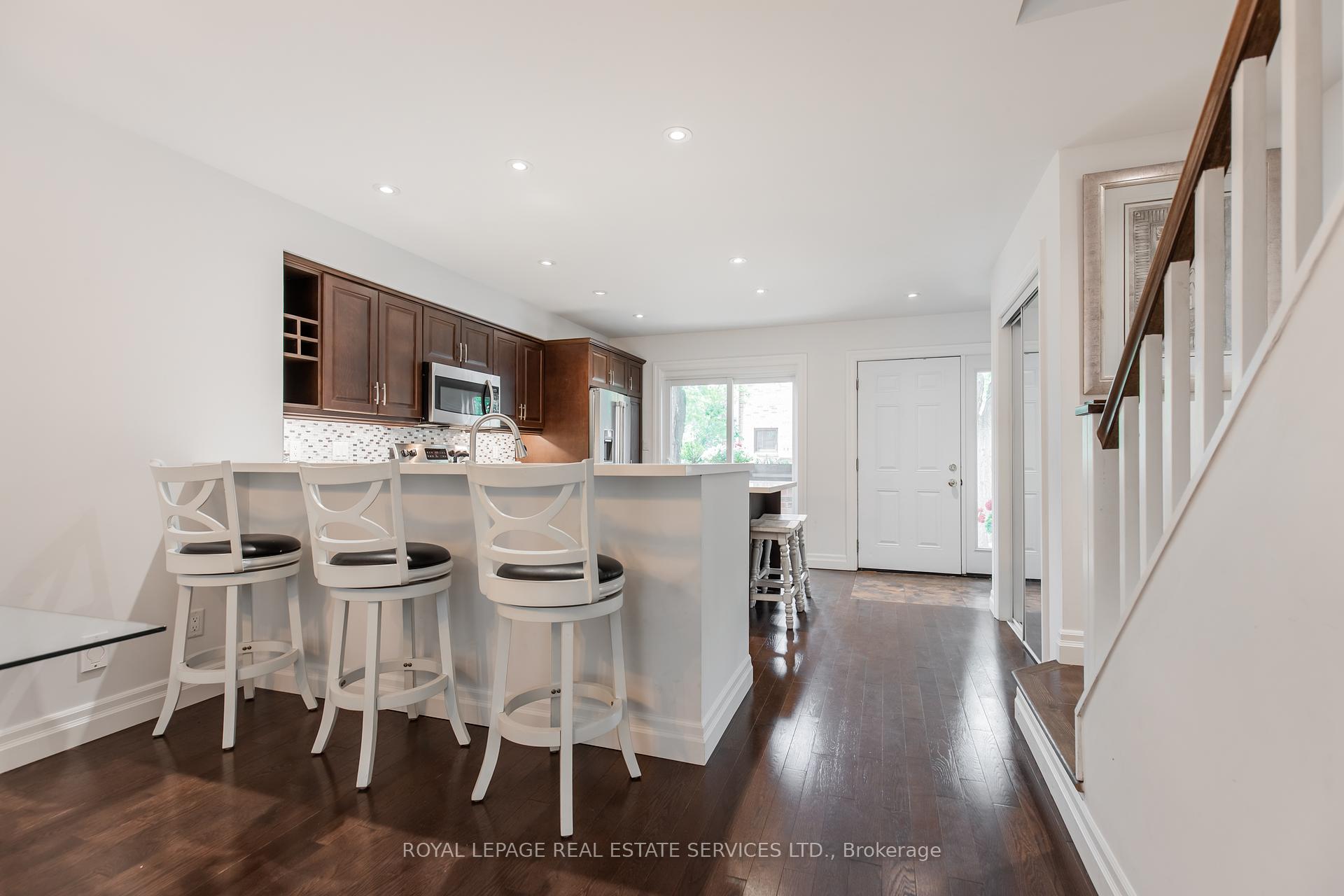 3 Bedrooms Condo at 3122 Lakeshore, Oakville For sale