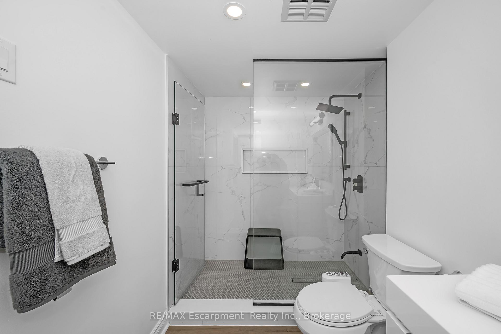 3 Bedrooms Condo at 1237 North Shore, Burlington For sale