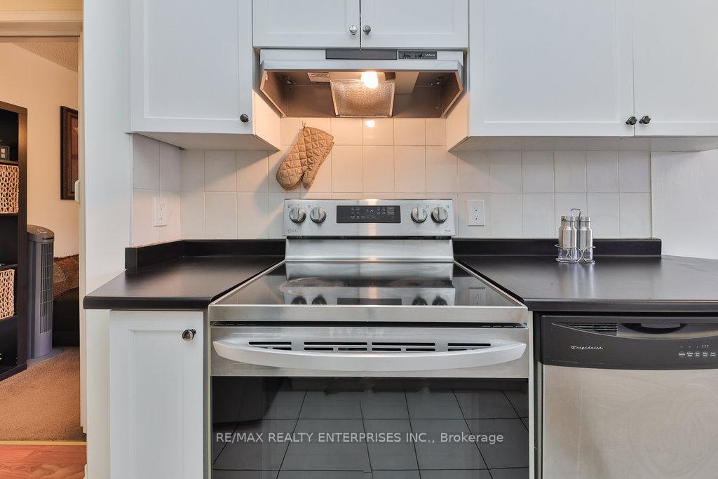 3 Bedrooms Condo at 455 Apache, Mississauga For sale