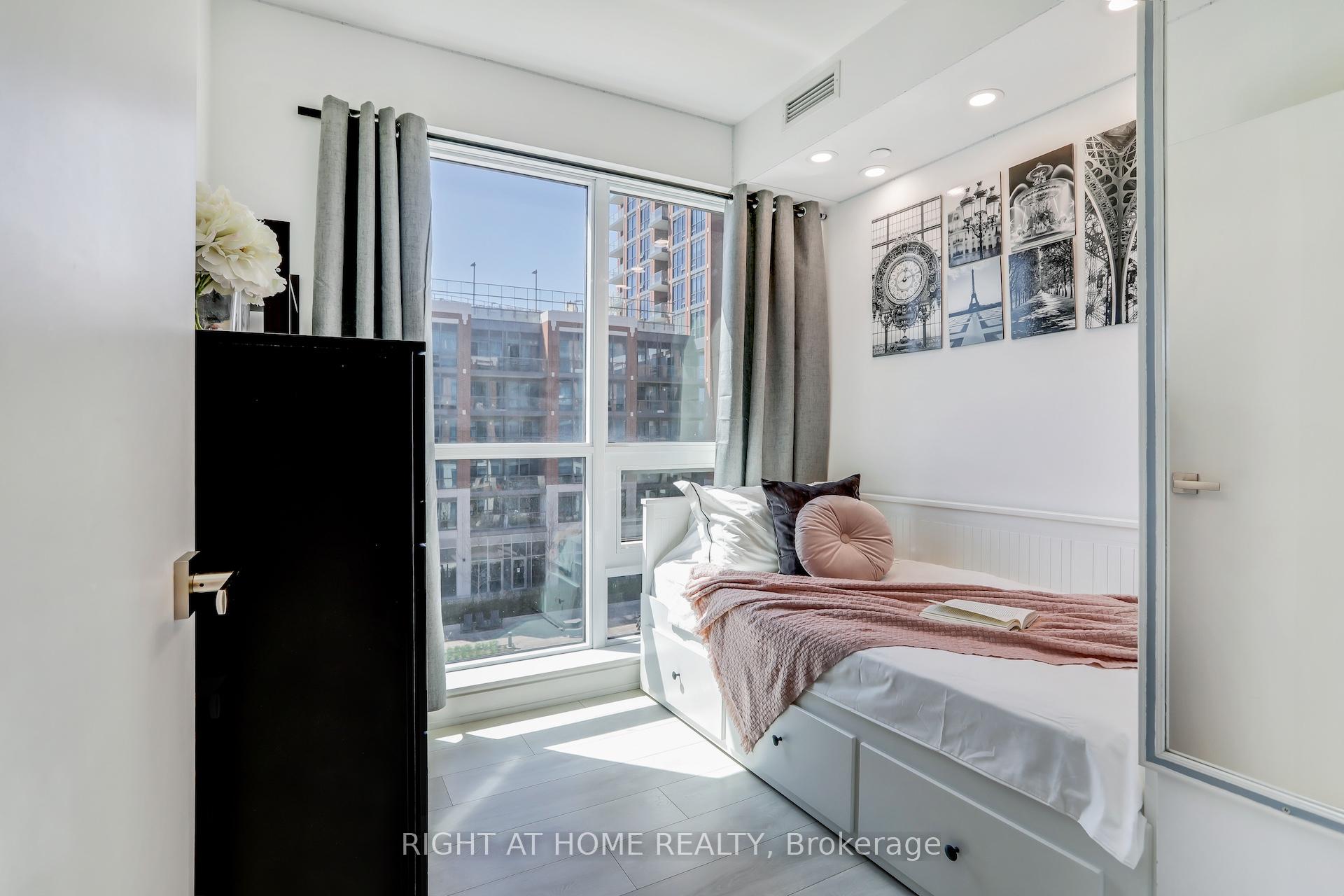 4 Bedrooms Condo at 31 Tippett, Toronto For sale