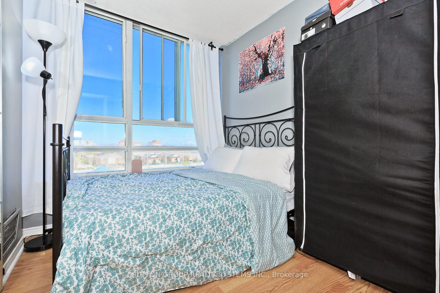 3 Bedrooms Condo at 50 Kingsbridge Garden, Mississauga For sale
