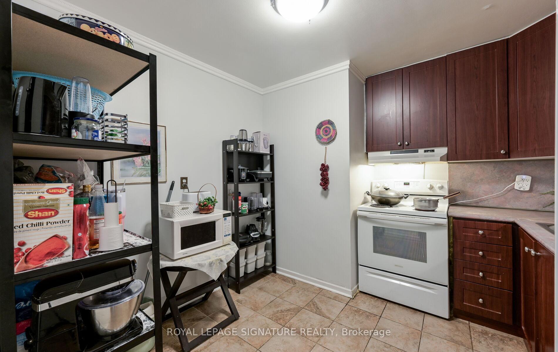 4 Bedrooms Condo at 2323 Confederation, Mississauga For sale