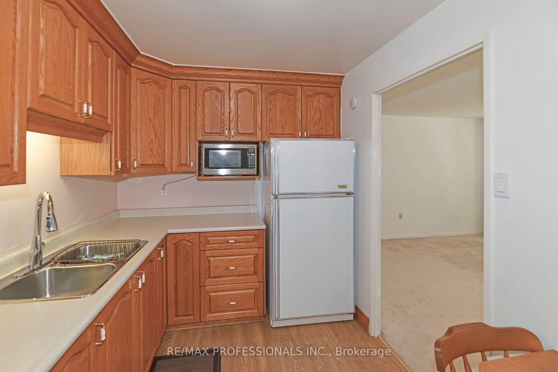3 Bedrooms Condo at 475 The West Mall, Toronto For sale