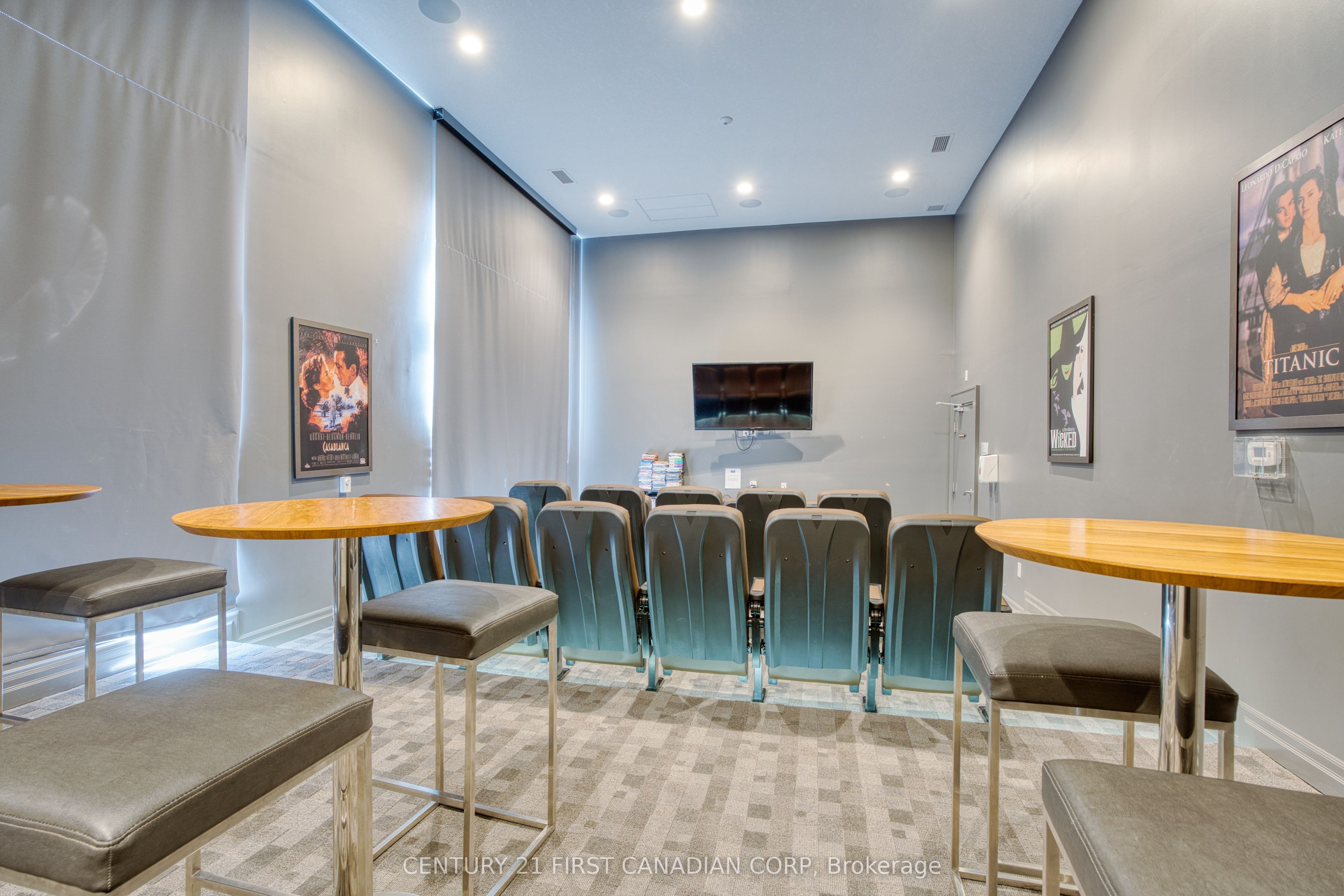 240 Villagewalk Boulevard, #812