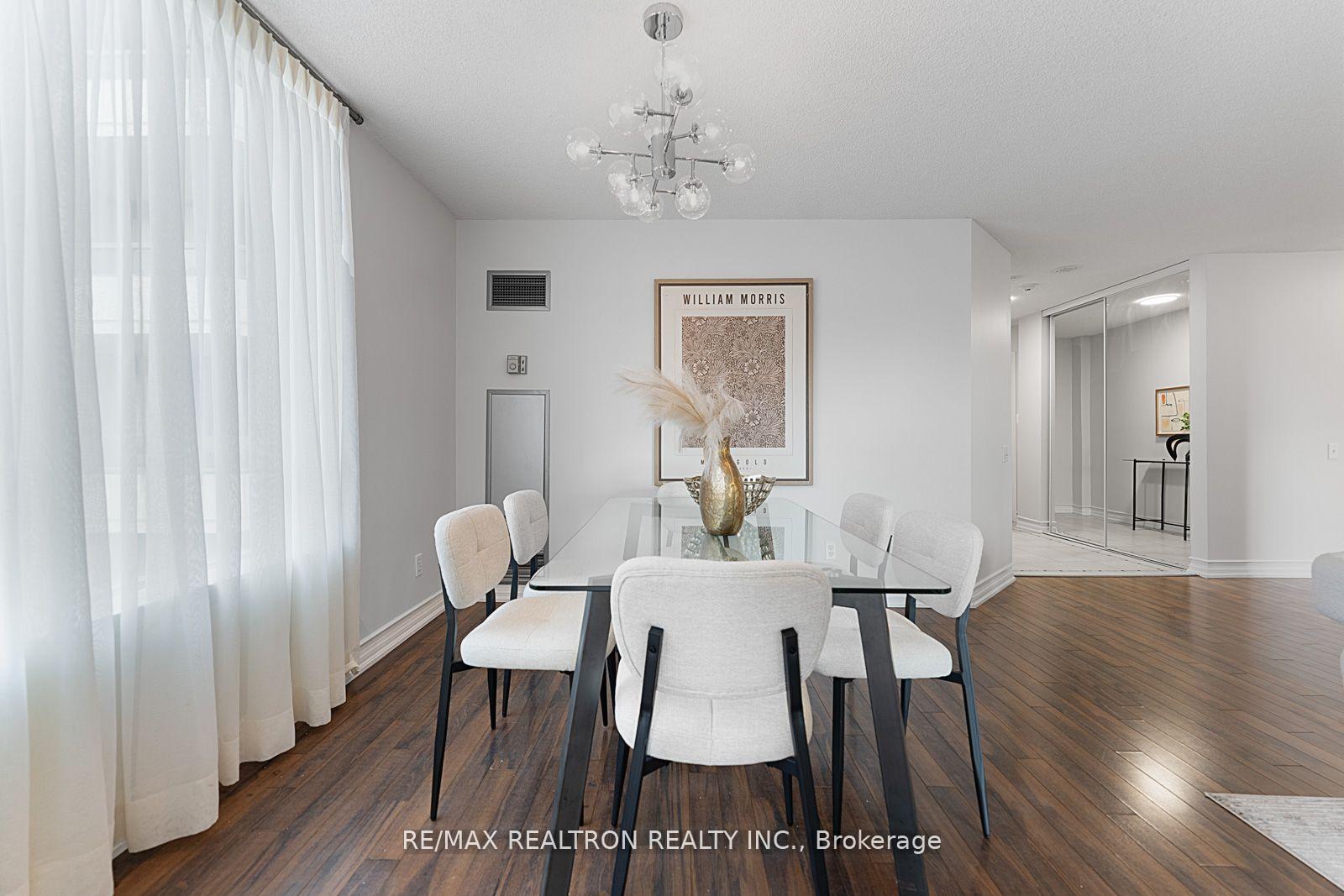 2 Bedrooms Condo at 110 Promenade, Vaughan For sale