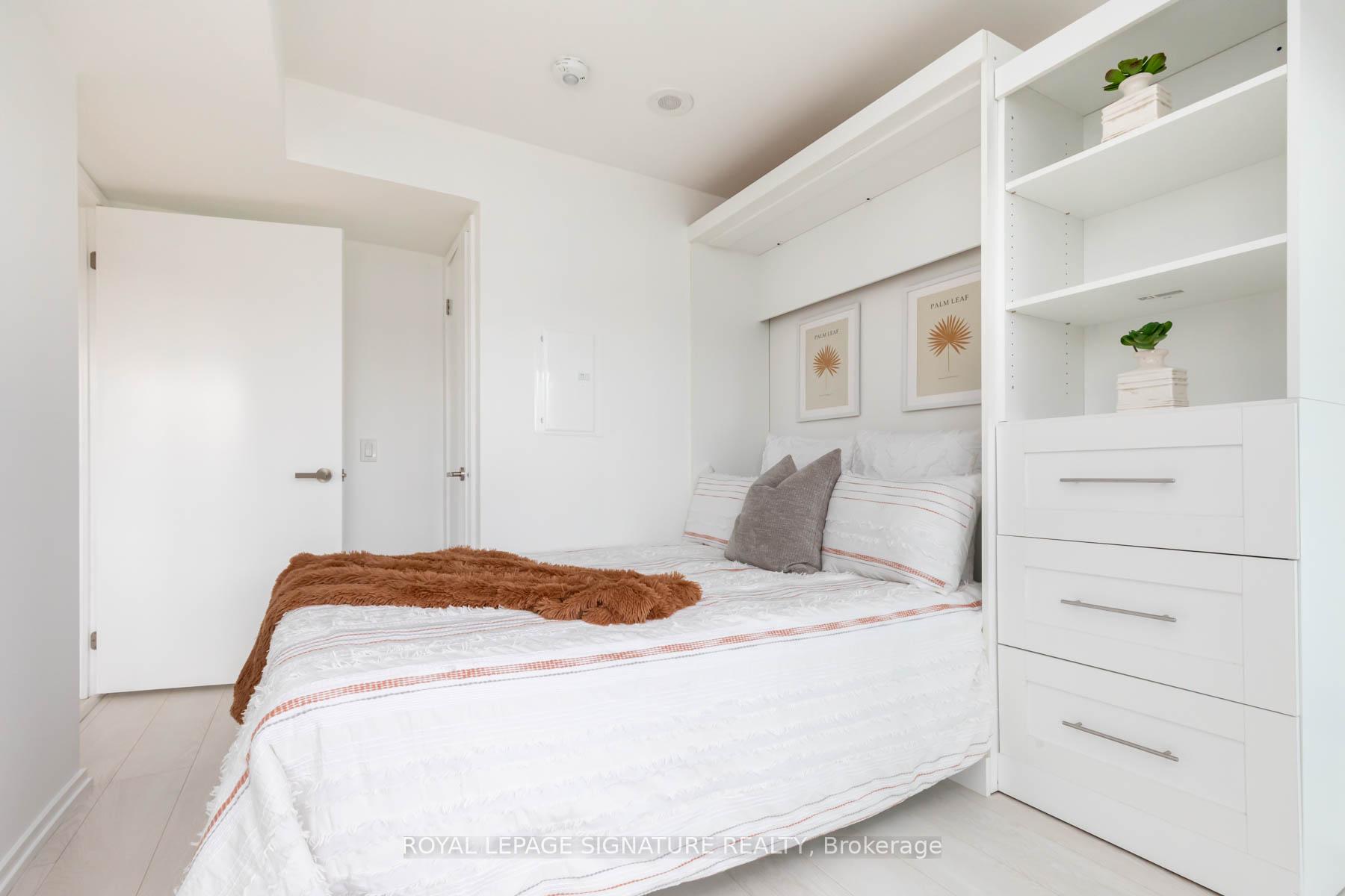 2 Bedrooms Condo at 8 Hillsdale, Toronto For sale