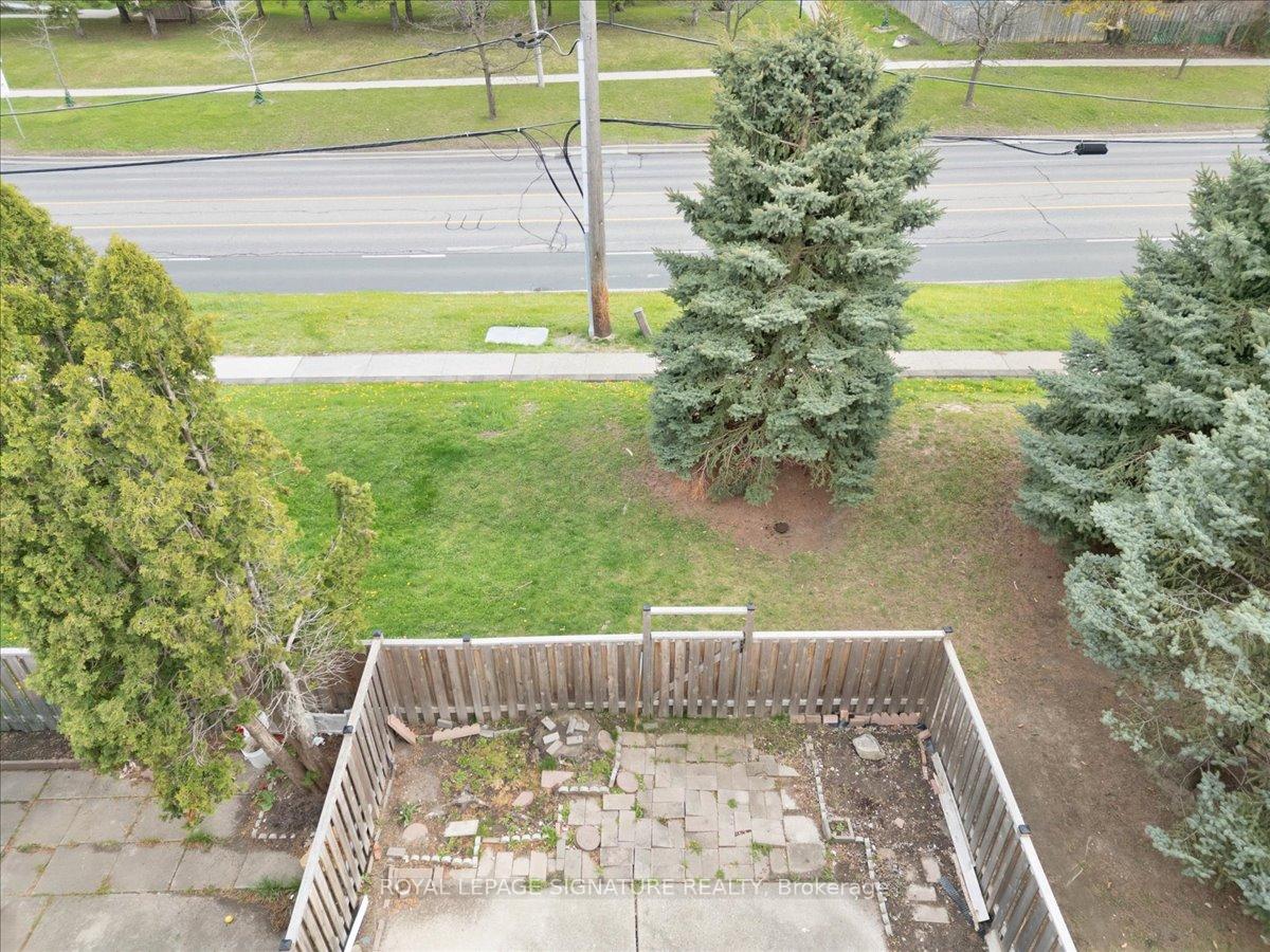 3 Bedrooms Condo at 2 Liszt,  Toronto For sale