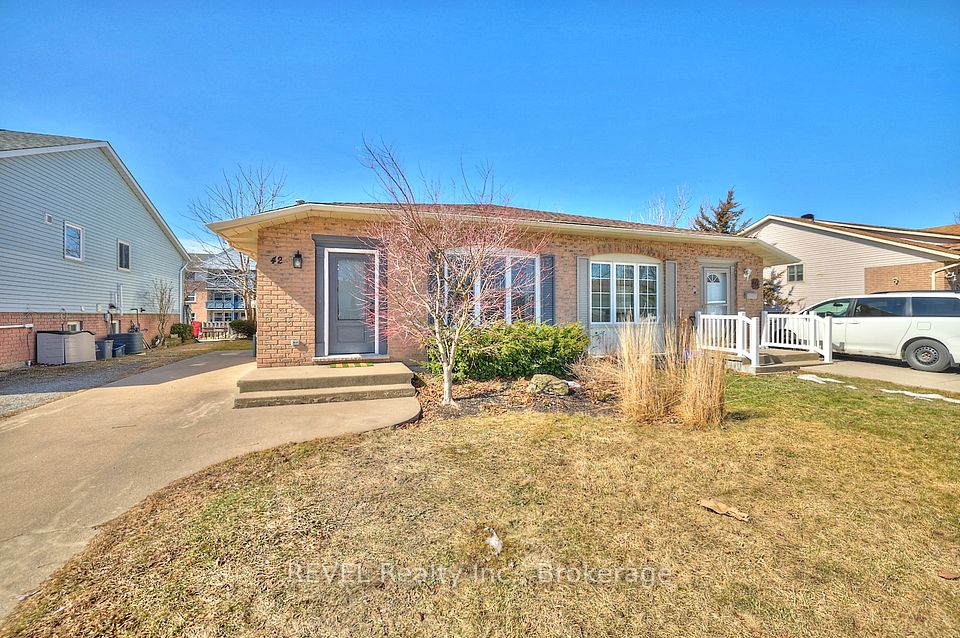 42 Vintage Crescent ; MLS ID: X12014734