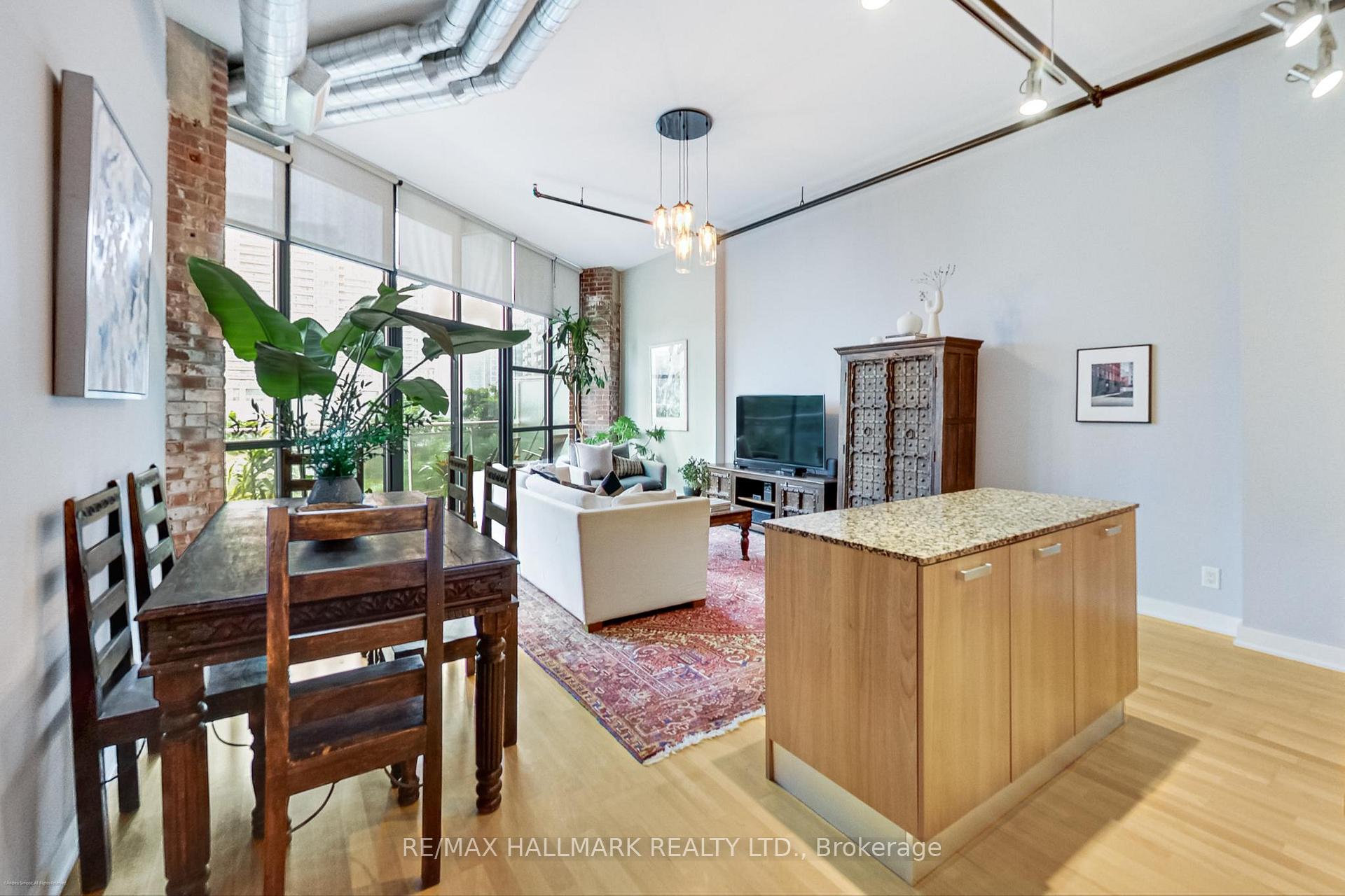 2 Bedrooms Condo at 43 Hanna, Toronto For sale