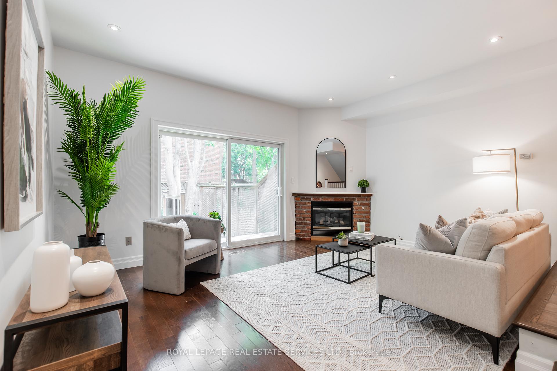 3 Bedrooms Condo at 3122 Lakeshore, Oakville For sale