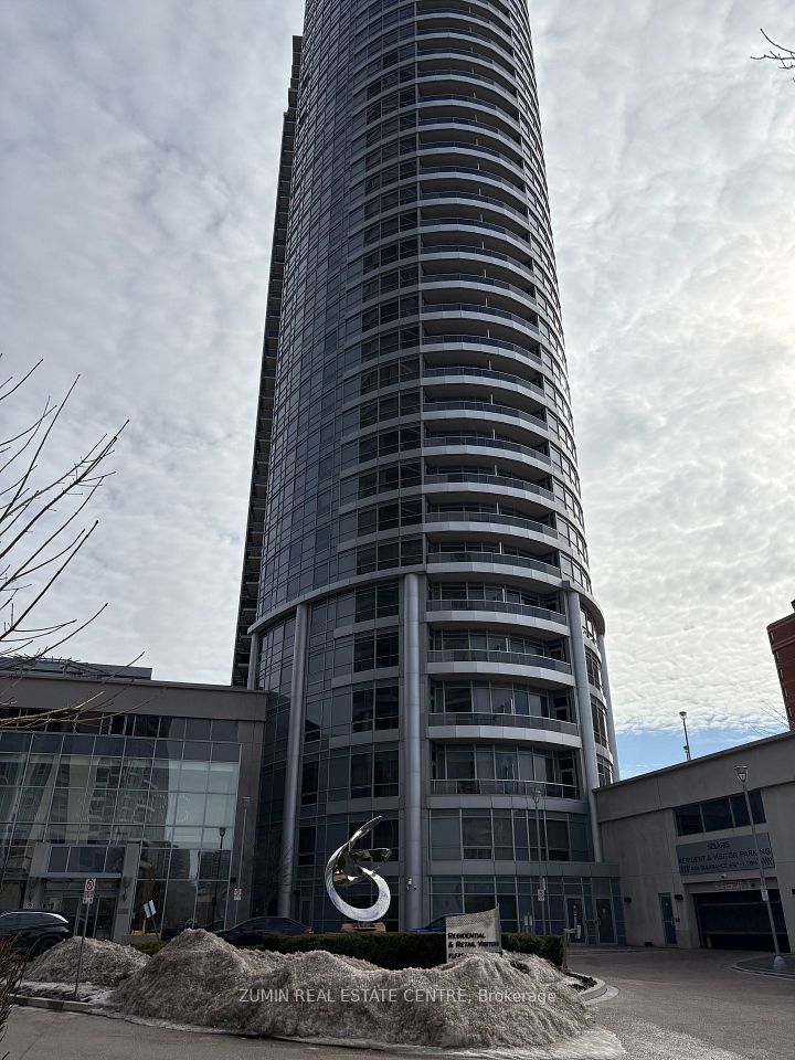 125 Village Green Square