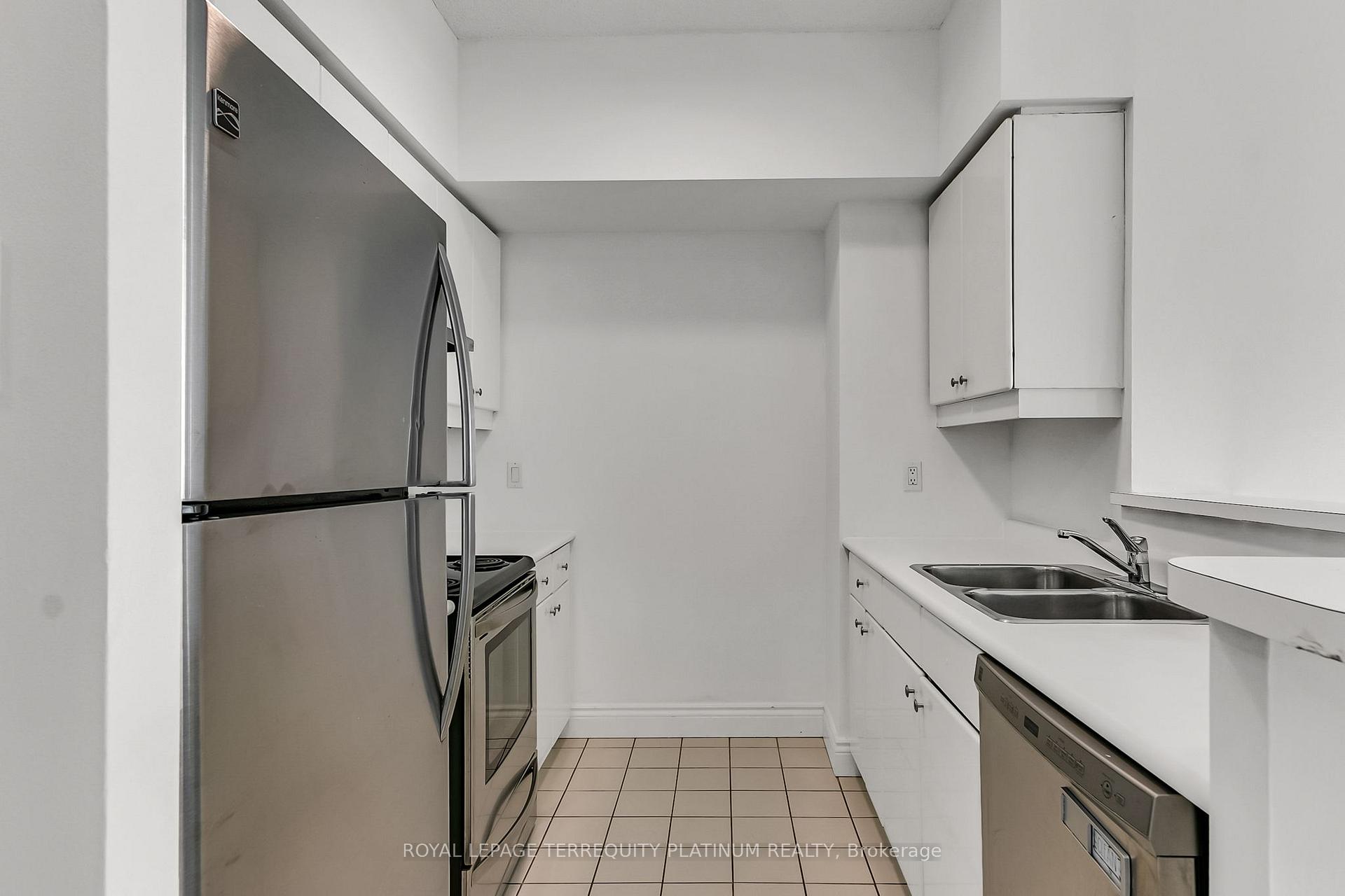 2 Bedrooms Condo at 10 Yonge, Toronto For sale