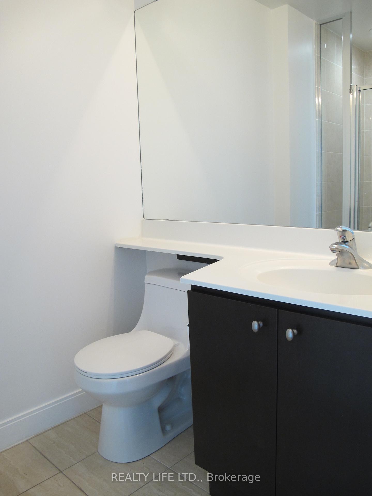 2 Bedrooms Condo at 60 Absolute, Mississauga For sale