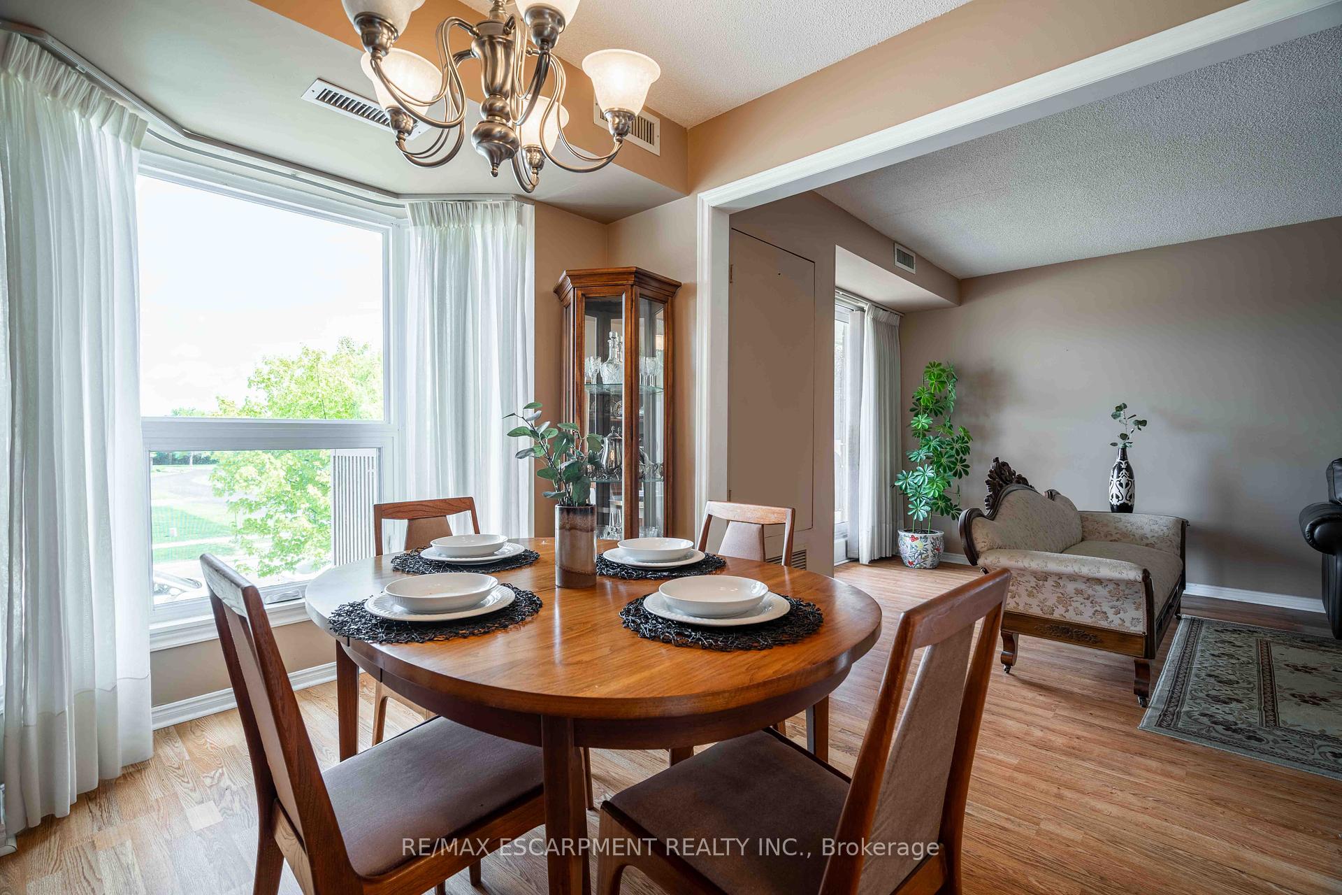2 Bedrooms Condo at 416 Limeridge, Hamilton For sale