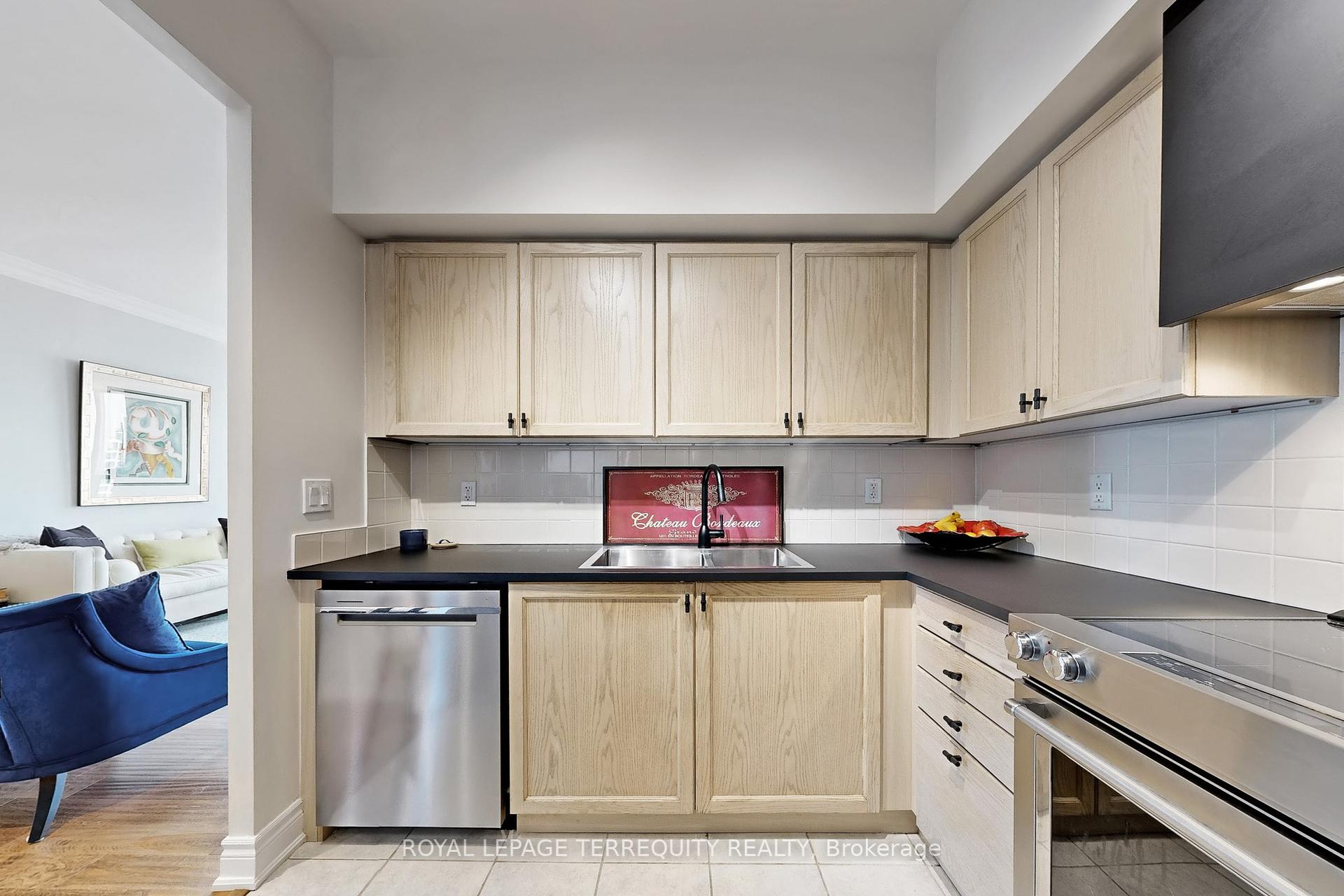 3 Bedrooms Condo at 2 Clairtrell, Toronto For sale