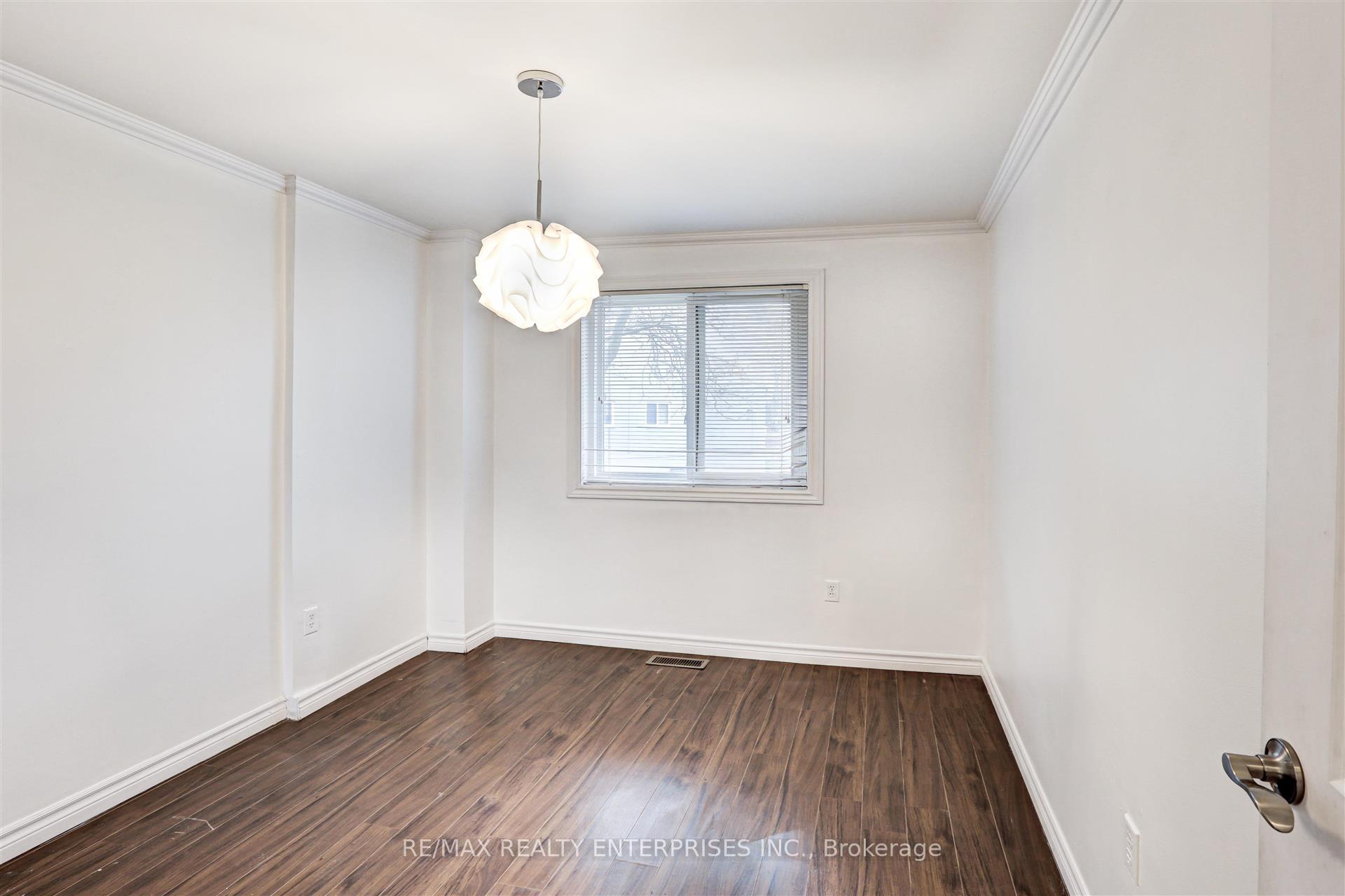 3 Bedrooms Condo at 2001 Bonnymede, Mississauga For sale