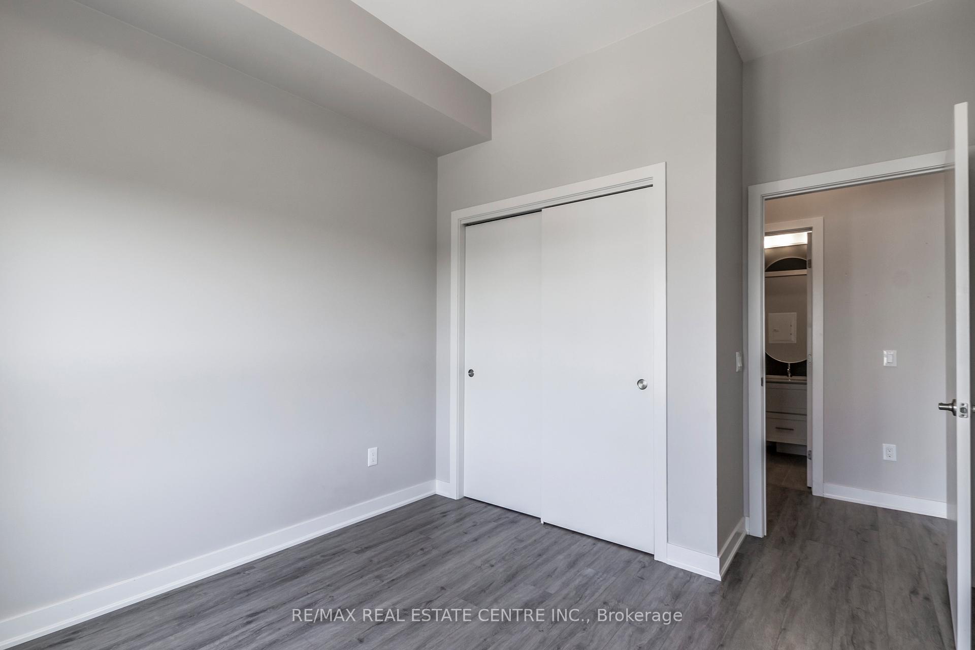 2 Bedrooms Condo at 340 Plains, Burlington For sale