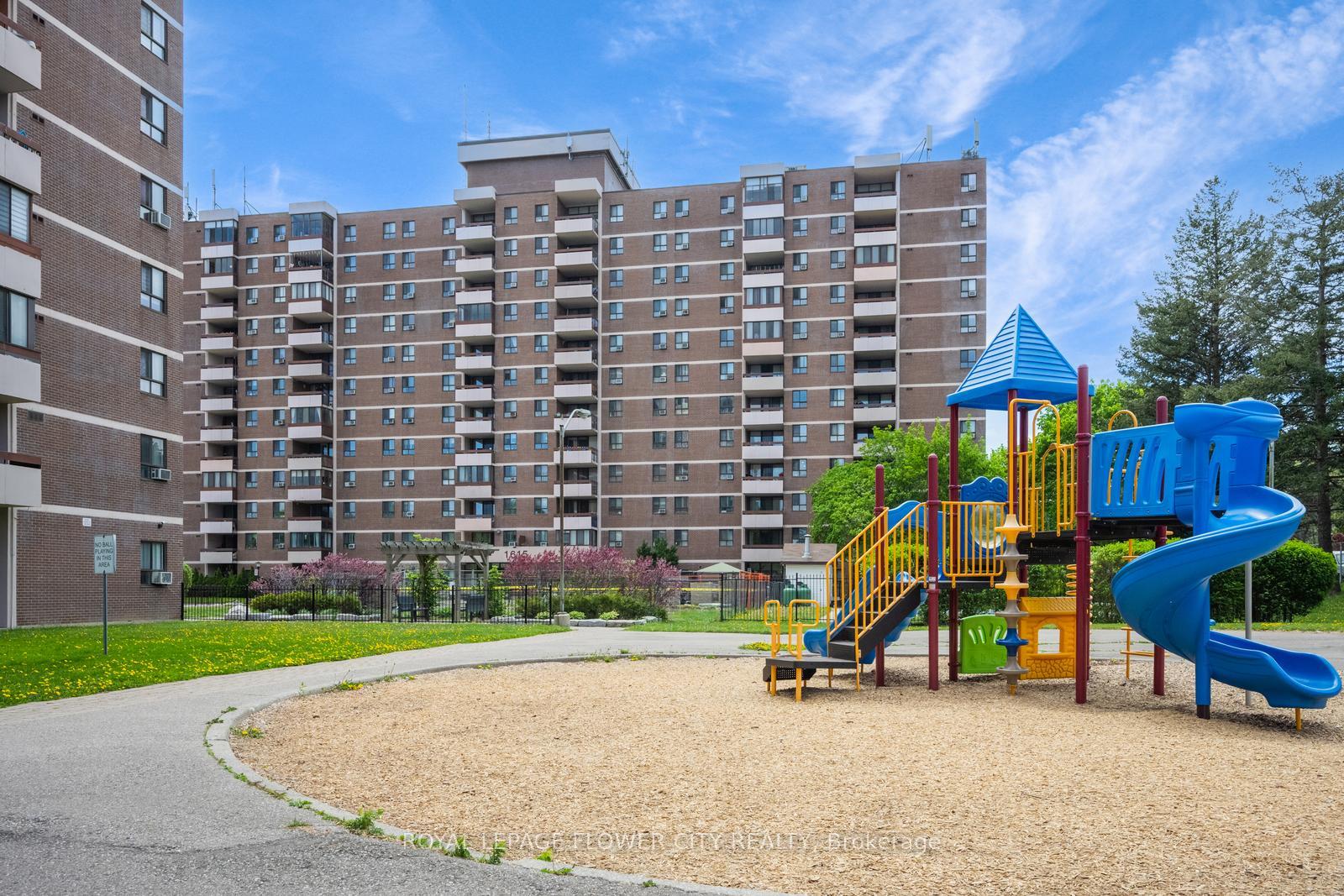 3 Bedrooms Condo at 1615 Bloor, Mississauga For sale