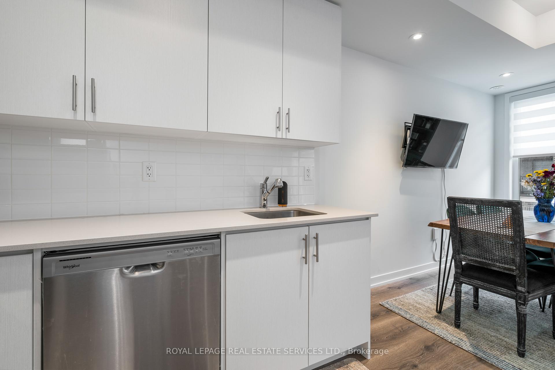 2 Bedrooms Condo at 3415 RIDGEWAY, Mississauga For sale