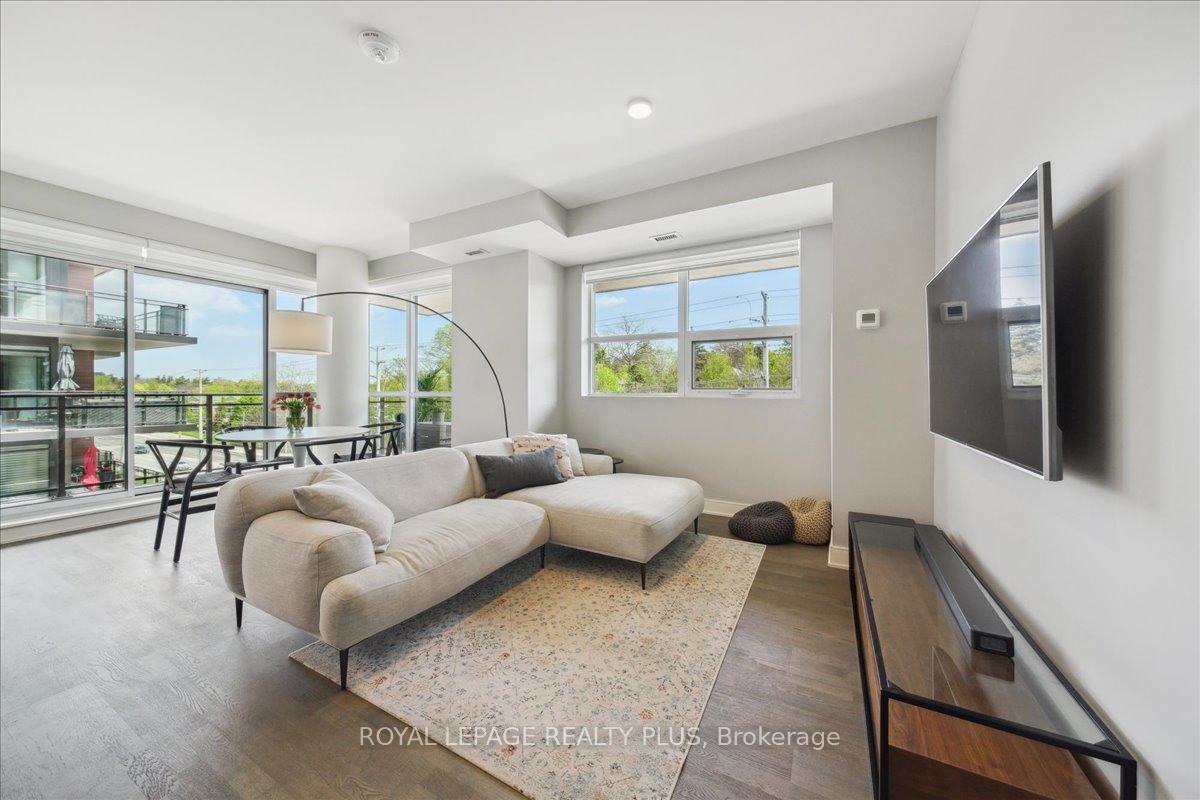 2 Bedrooms Condo at 1575 Lakeshore, Mississauga For sale