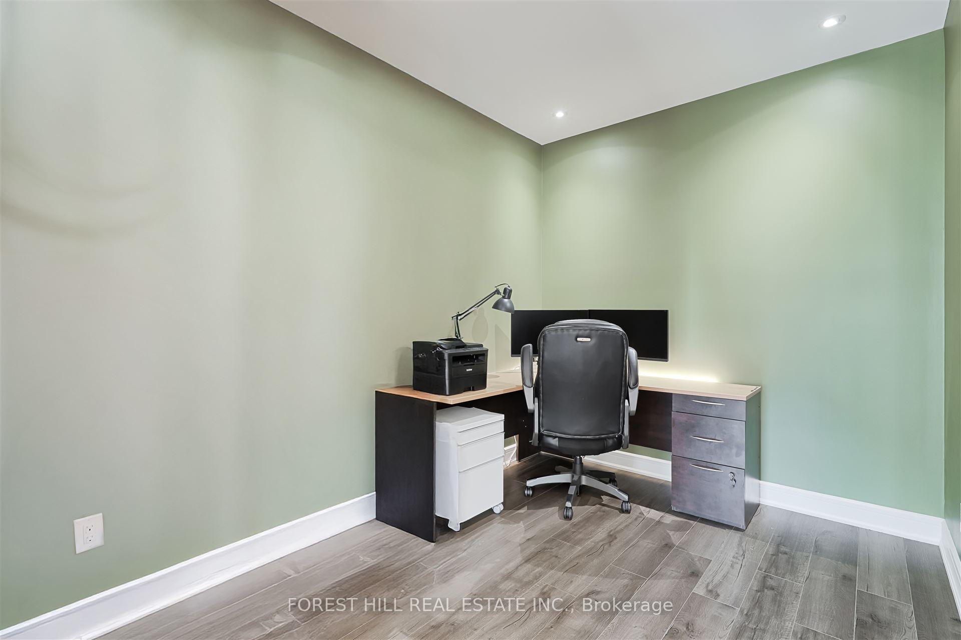 4 Bedrooms Condo at 35 Brian Peck, Toronto For sale