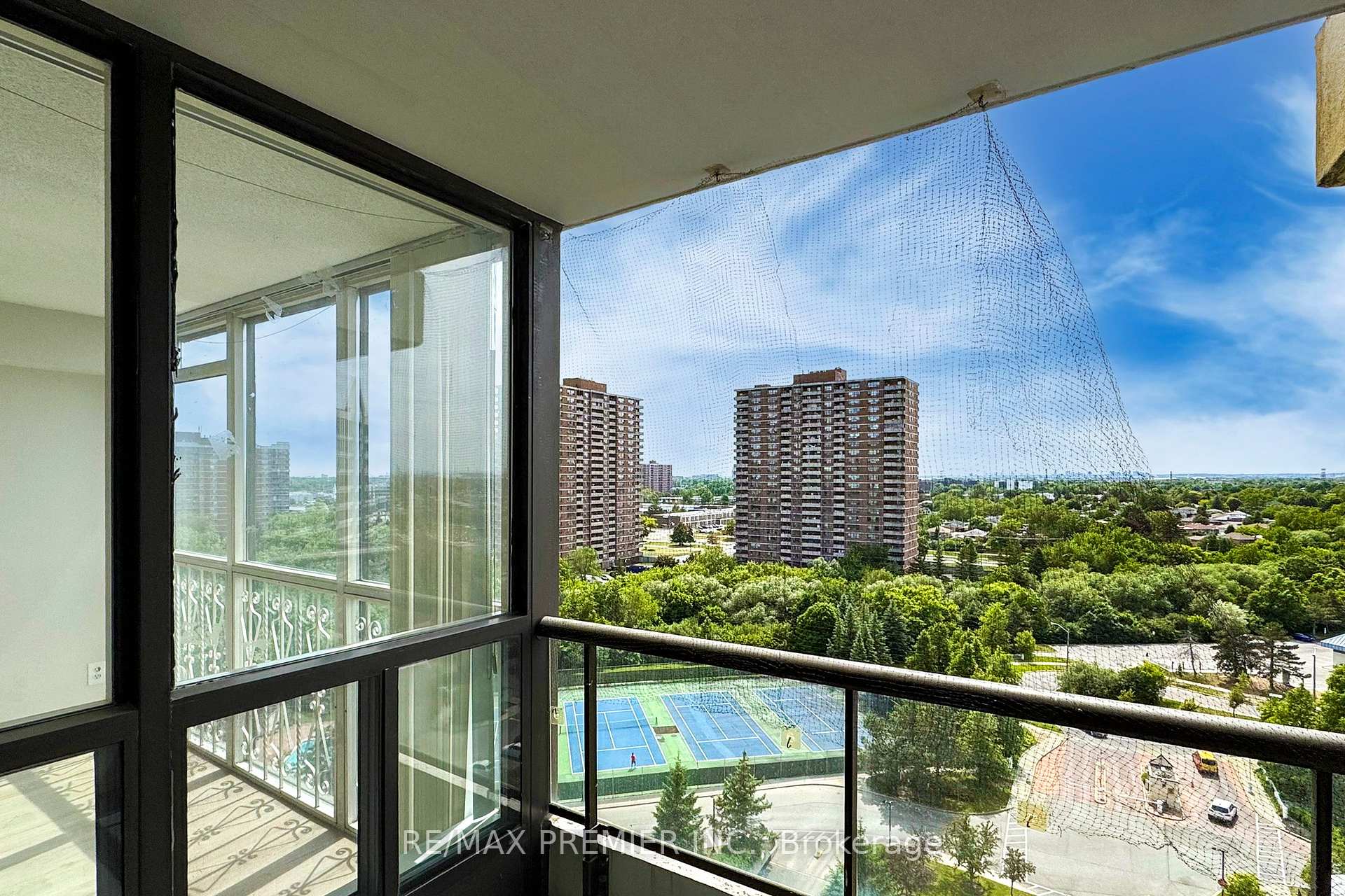 2 Bedrooms Condo at 3 Rowntree, Toronto For sale