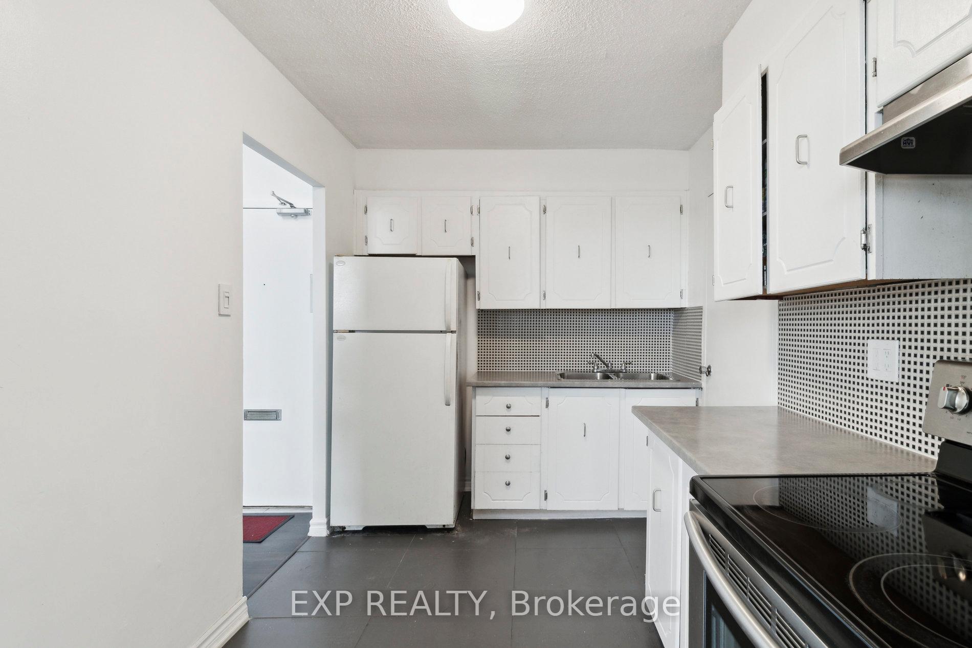 3 Bedrooms Condo at 5 Parkway Forest, Toronto For sale
