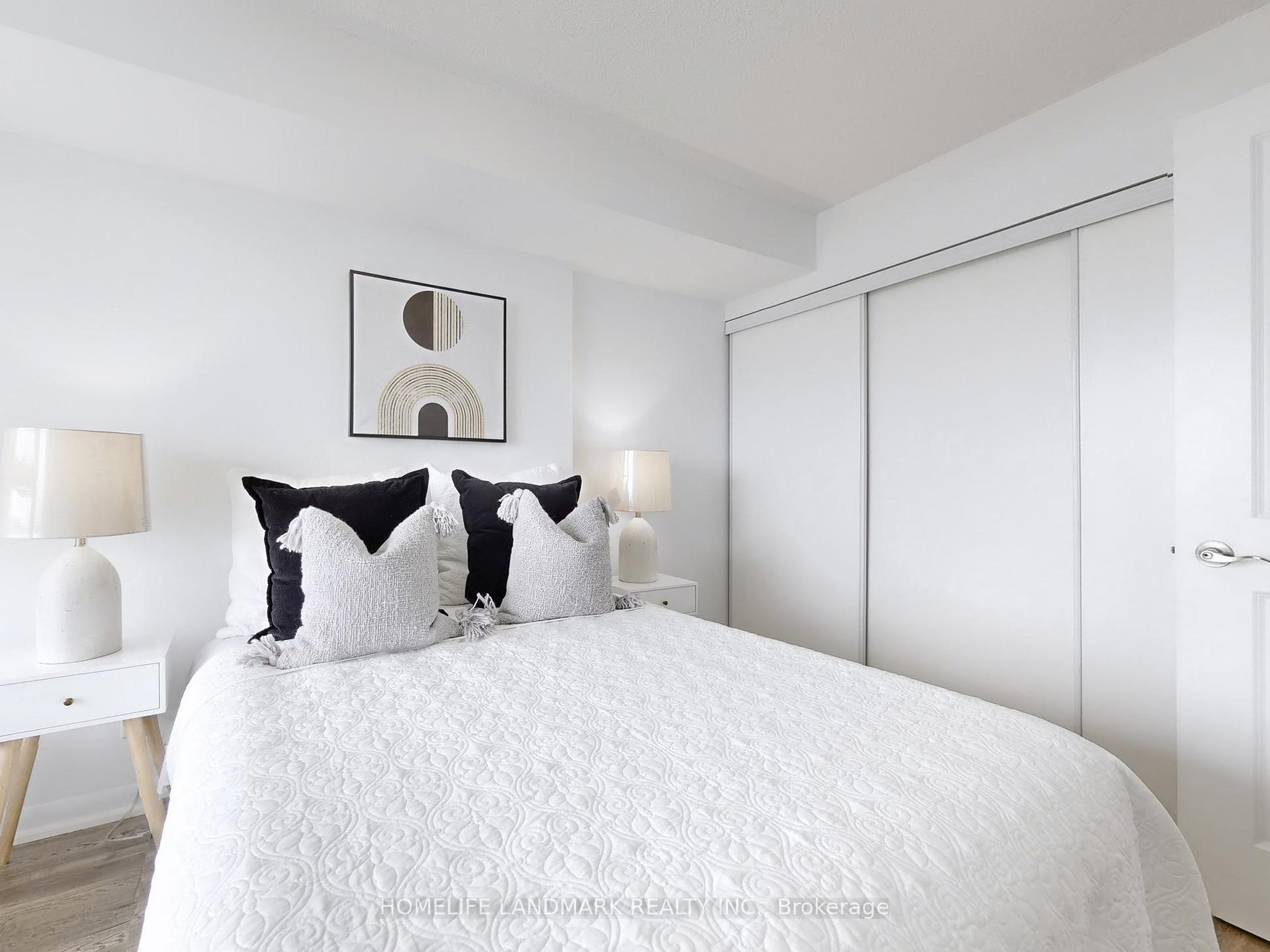 2 Bedrooms Condo at 190 Borough, Toronto For sale