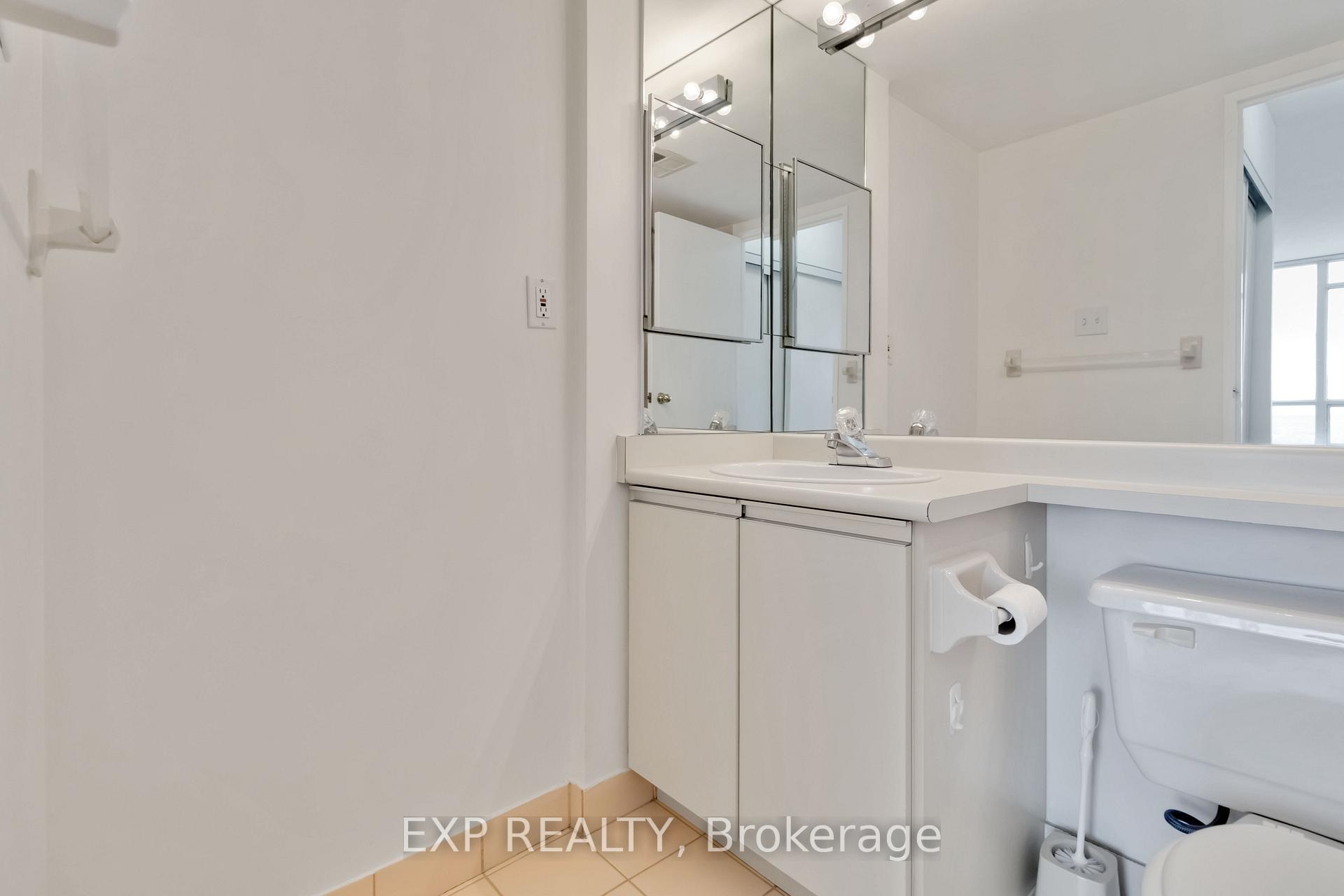 2 Bedrooms Condo at 550 Webb, Mississauga For sale