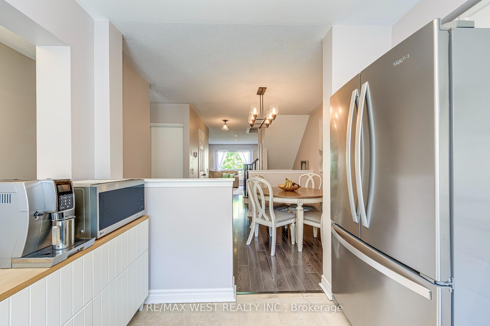 3 Bedrooms Condo at 50 Strathaven, Mississauga For sale
