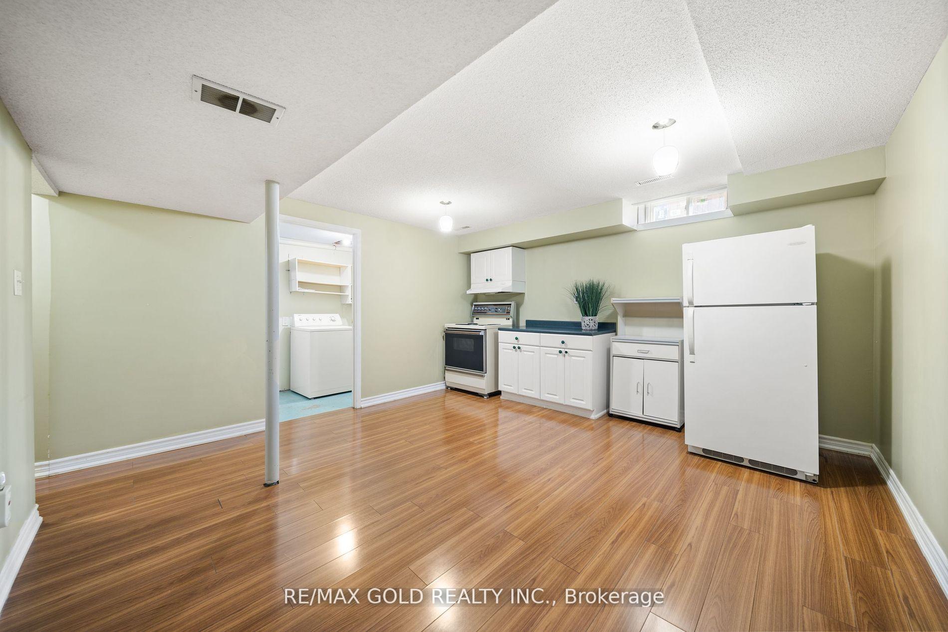 4 Bedrooms Condo at 1050 Shawnmarr, Mississauga For sale