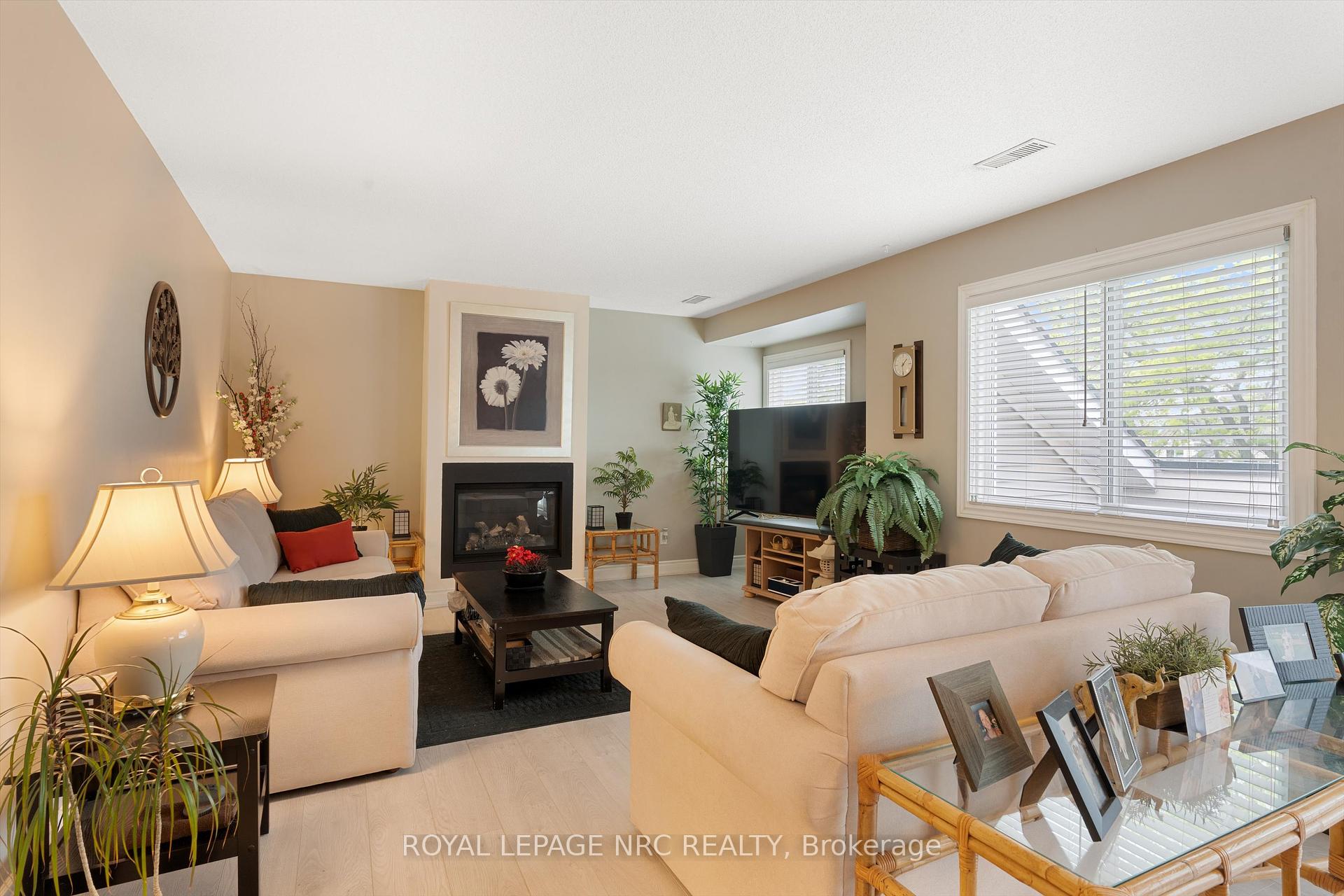 2 Bedrooms Condo at 2530 Northhampton, Burlington For sale