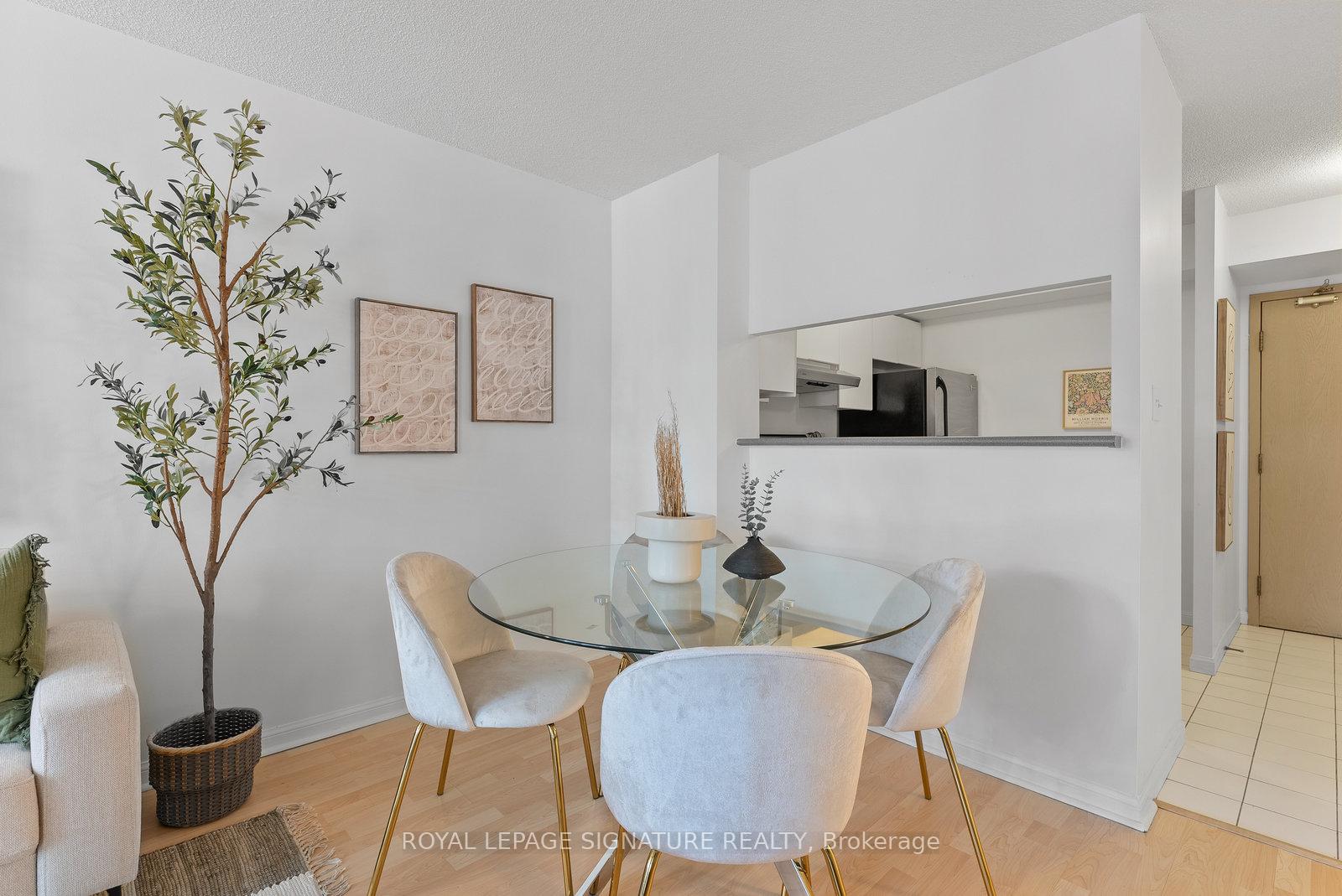 2 Bedrooms Condo at 24 Wellesley, Toronto For sale