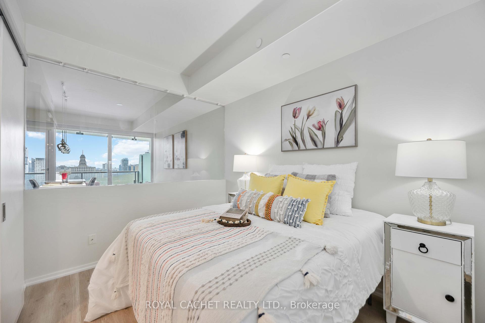 2 Bedrooms Condo at 197 Yonge,  Toronto For sale