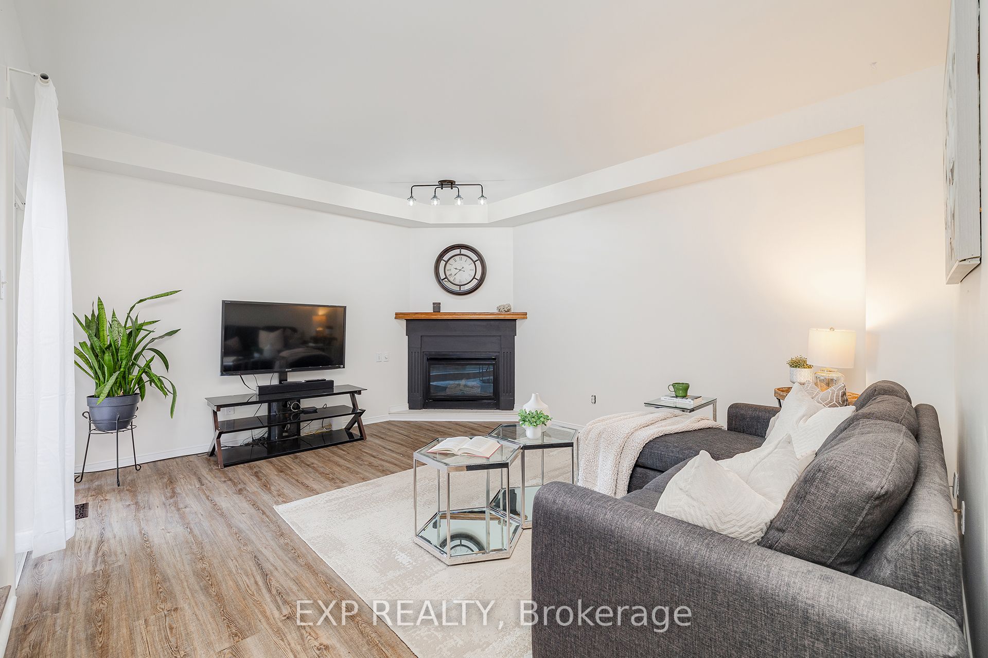 172 Queen Street W