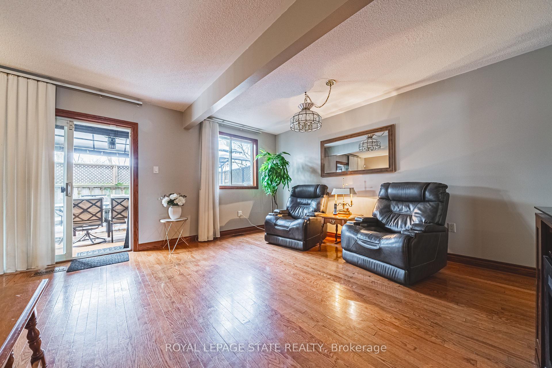 3 Bedrooms Condo at 100 Quigley, Hamilton For sale