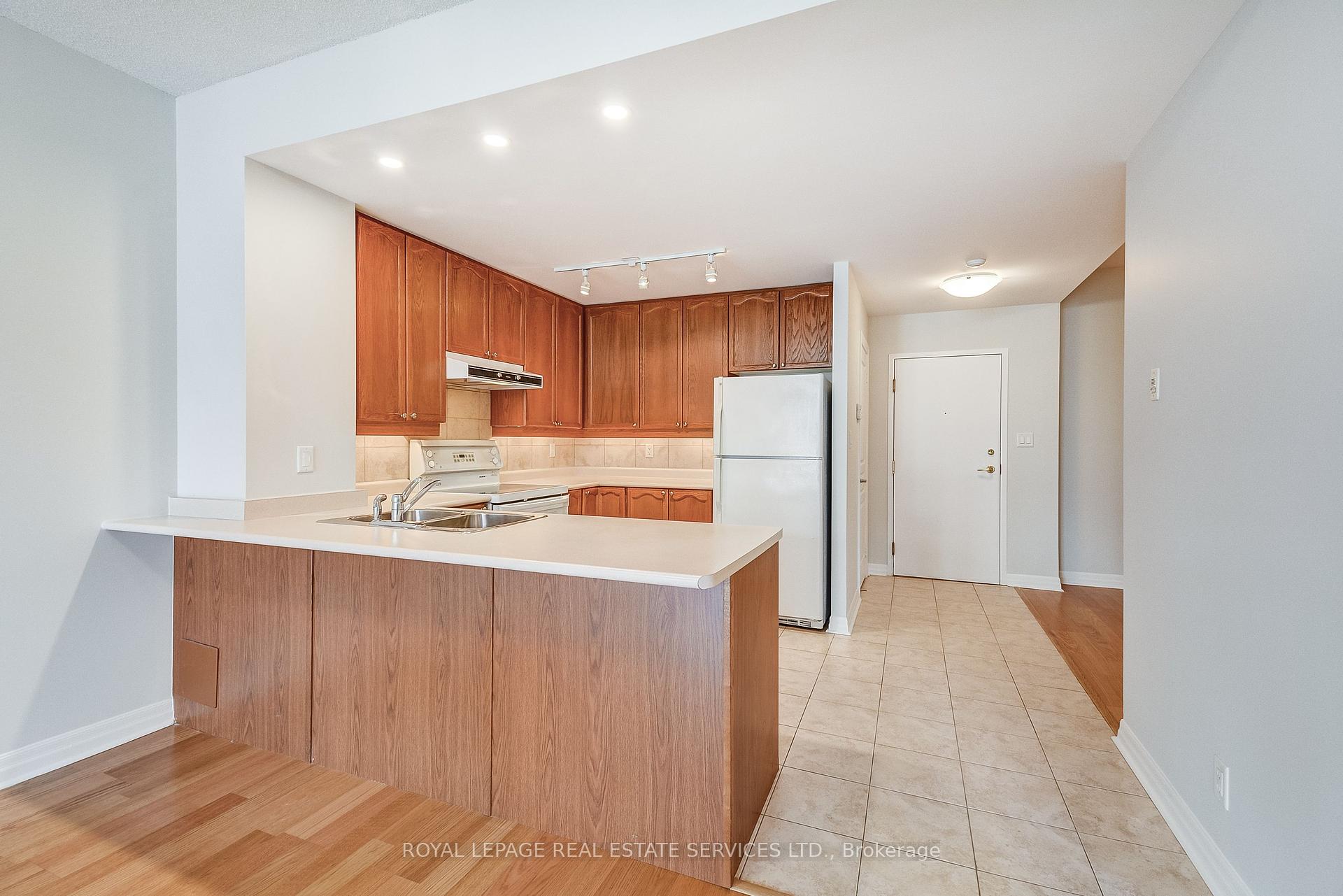 2 Bedrooms Condo at 70 Port, Mississauga For sale